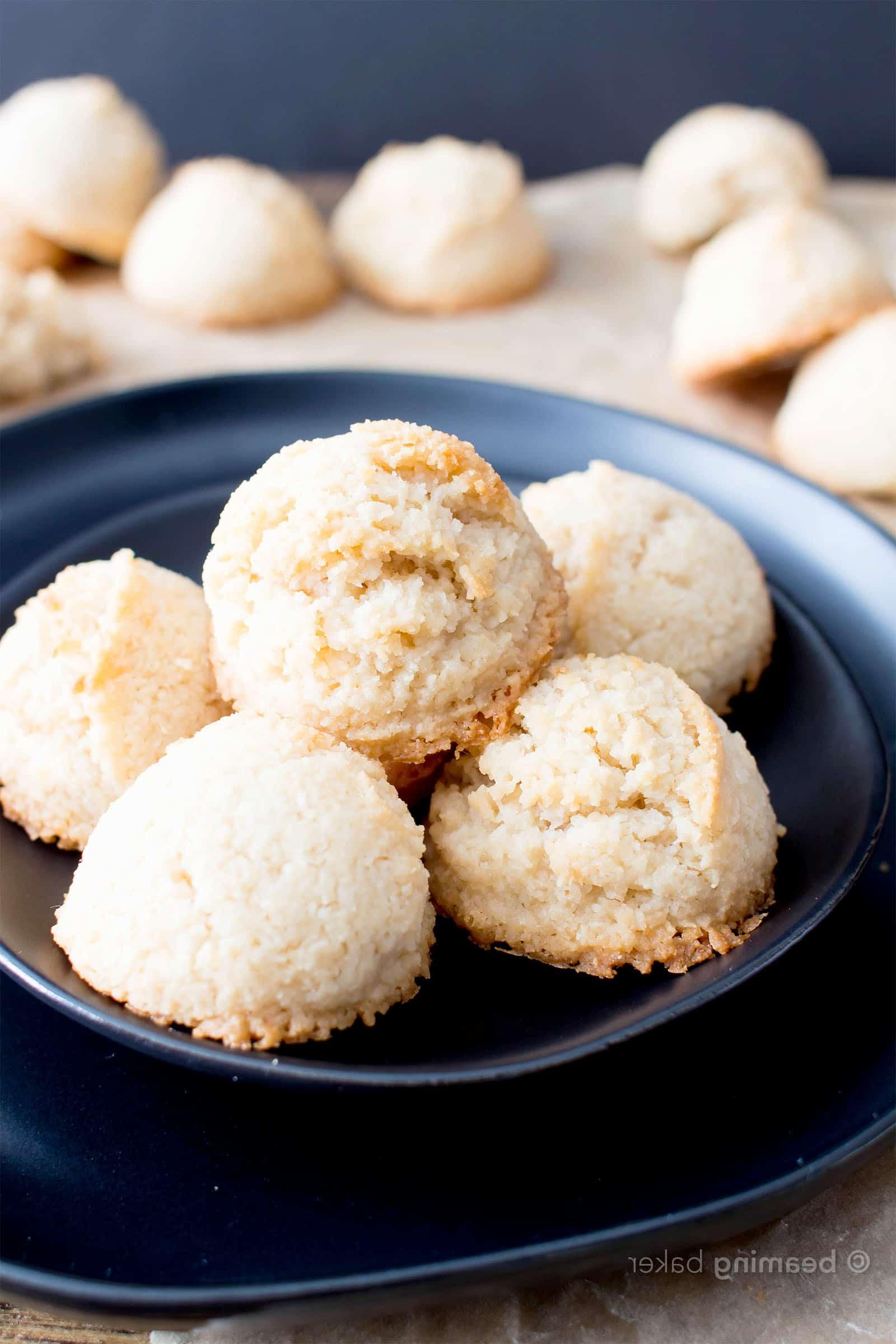 Vegane Kokosmakronen: Unwiderstehlich zähe vegane Kokosmakronen mit knusprigen Rändern und süßem Kokosgeschmack. Nur 4 Zutaten! Paleo, Gesund. #Vegan #Kokos #Makronen #Paleo #Gesund | Rezept auf BeamingBaker.com