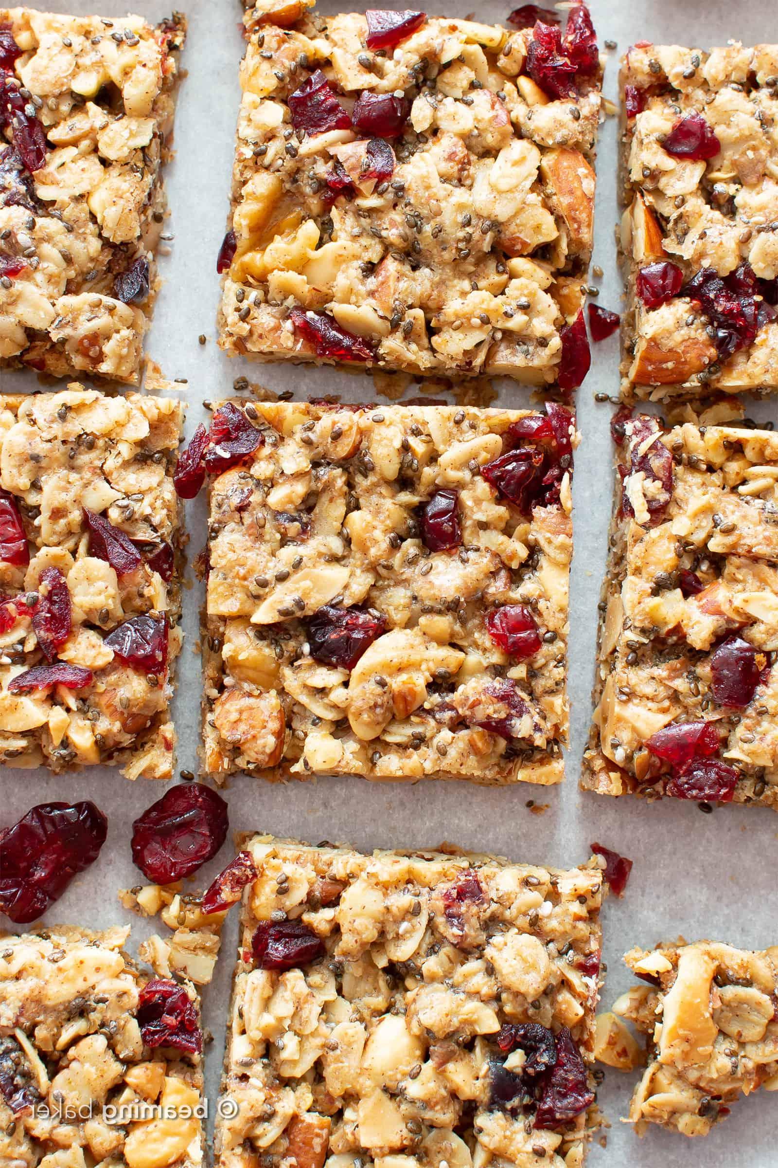 Cranberry Chia Glutenfreie Vegane Snackriegel: Dieses gesunde vegane Snackriegelrezept ergibt zähe & sättigende Riegel! Das beste vegane Snackriegelrezept – vollgepackt mit Chia & Leinsamen, um dich satt zu halten! #Snacks #Riegel #Glutenfrei #Vegan #Chia | Rezept auf BeamingBaker.com