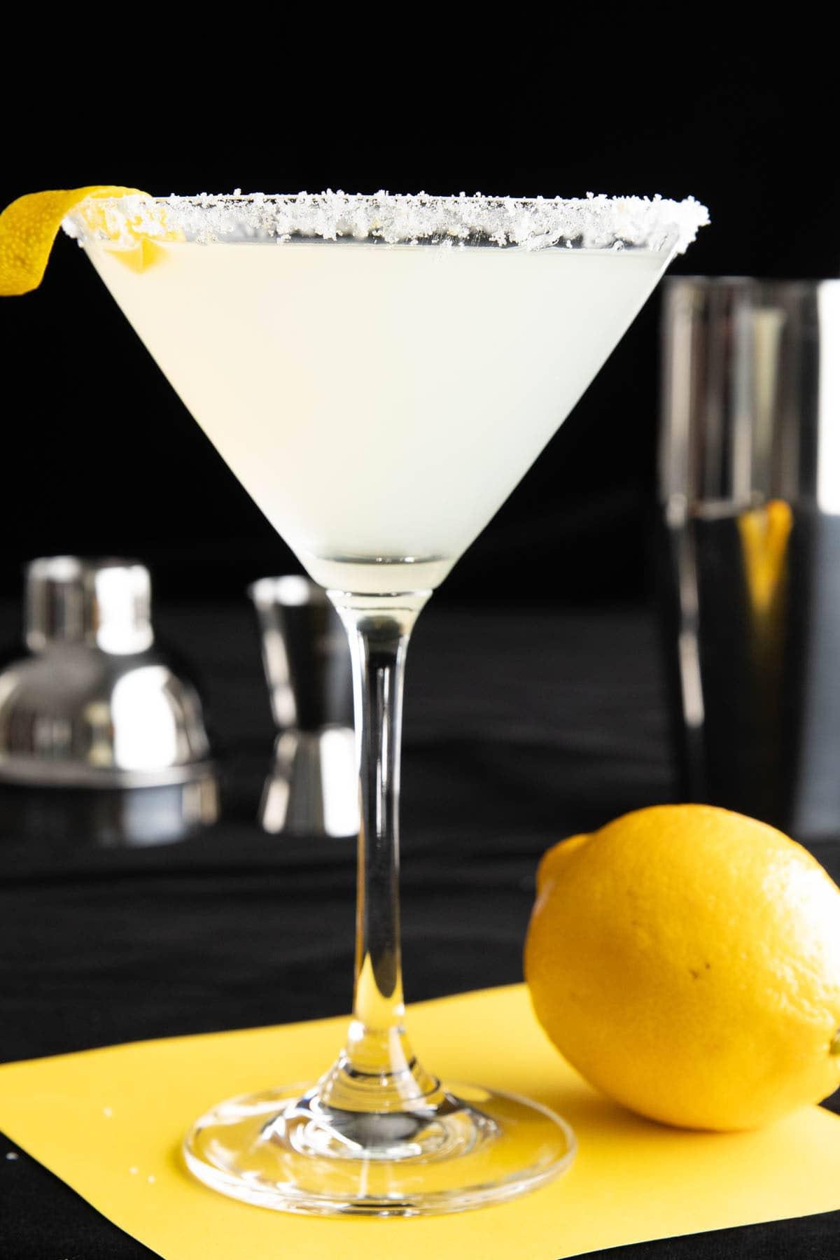 Der beste Lemon Drop Martini, serviert in einem Martiniglas mit Zitronen-Zucker-Rand und einer Zitronenzeste.