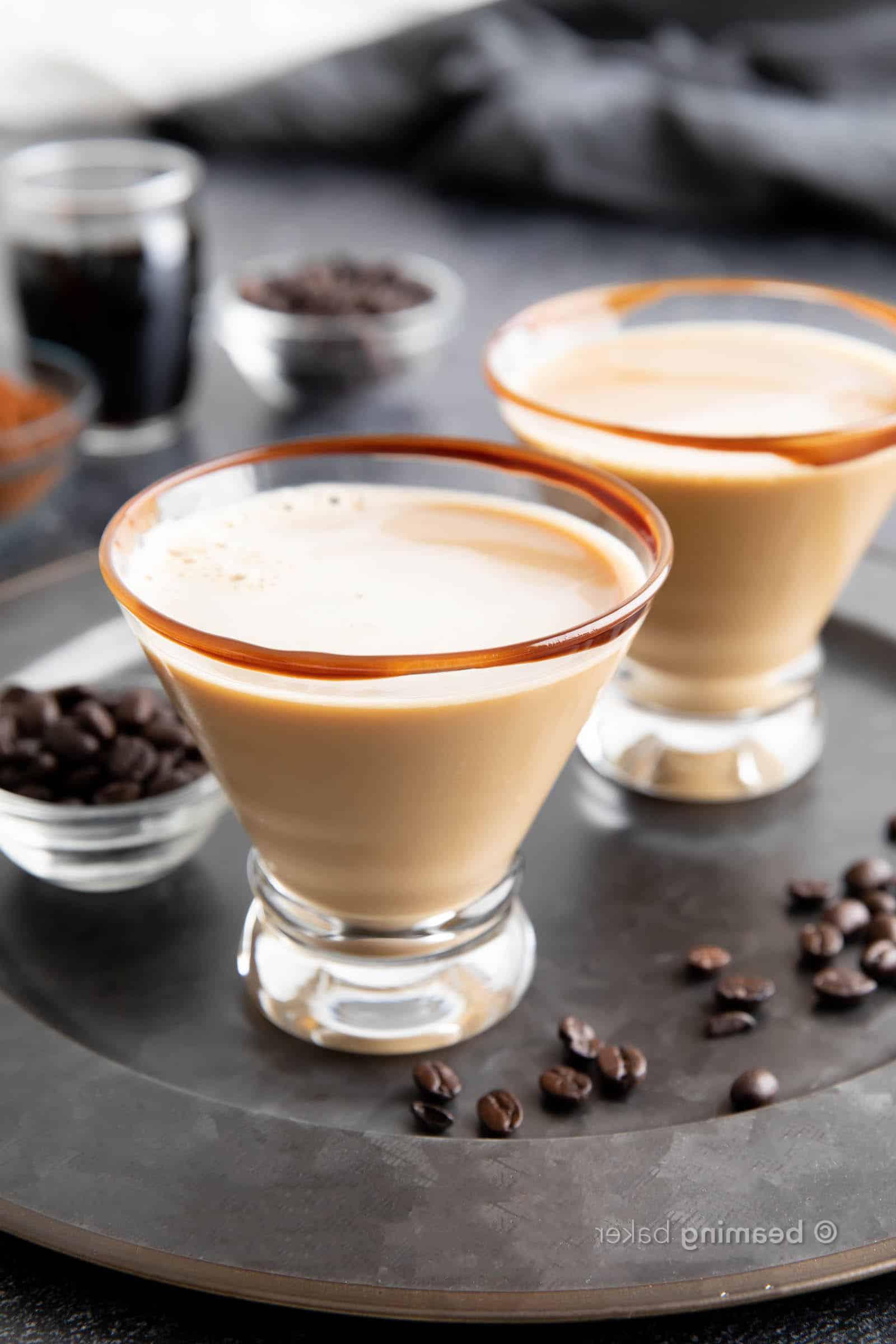 Zwei Martinigläser gefüllt mit Schokoladen Espresso Martini