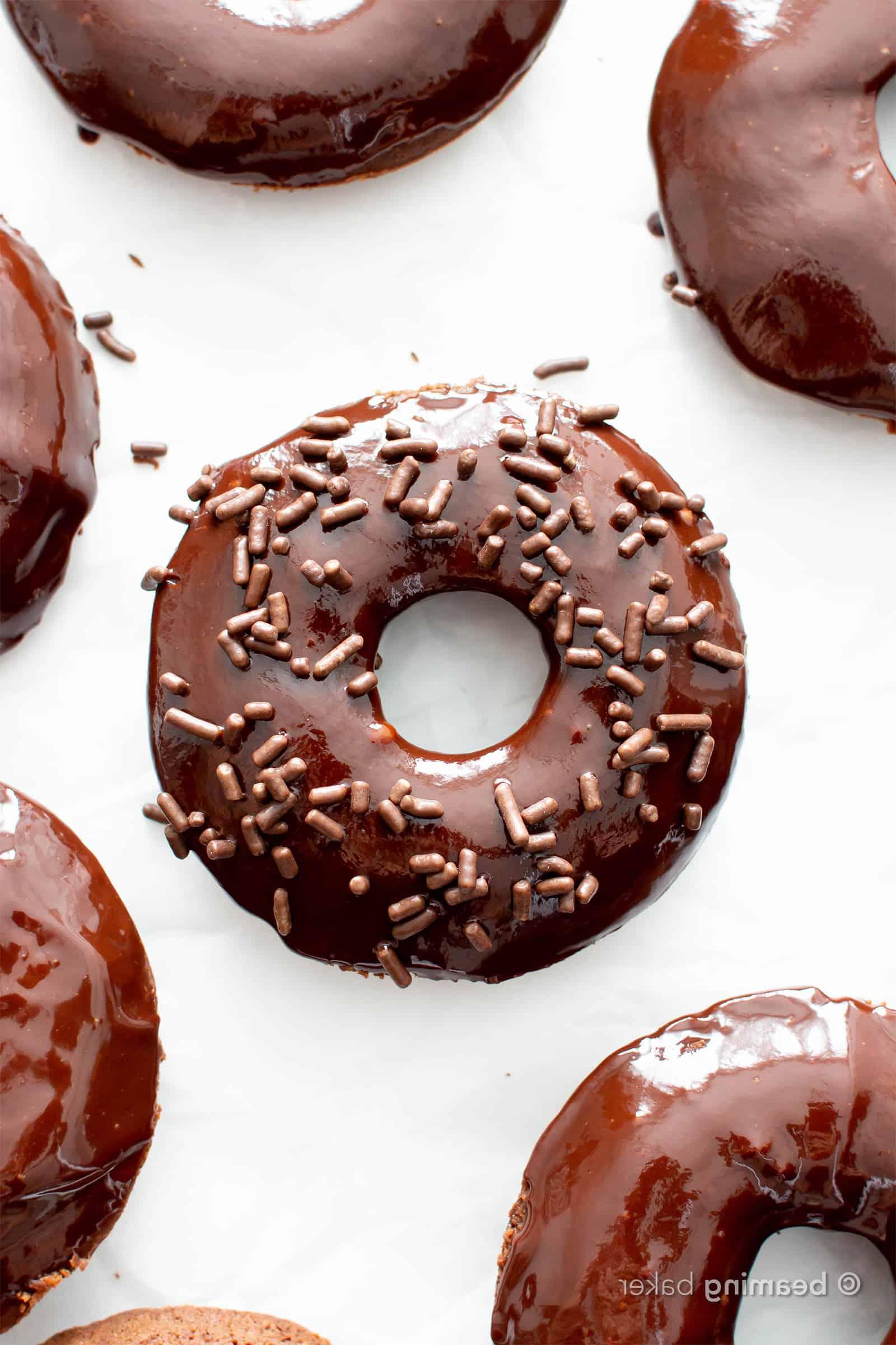 Vegane Glutenfreie Donuts: Weiche und flauschige vegane glutenfreie Schoko-Donuts mit luxuriöser veganer Schokoladenglasur. Das beste glutenfreie vegane Donut-Rezept! #GlutenfreiVegan #VeganGlutenfrei #VeganDonuts #Doughnuts #Vegan | Rezept auf BeamingBaker.com