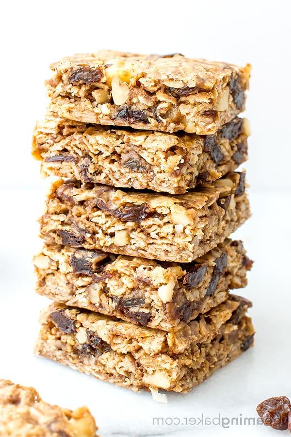 Vegane und glutenfreie Haferflocken-Rosinen-Cookie-Riegel: ein einfaches Rezept für weiche, zähe Cookie-Riegel aus einfachen Zutaten, vollgepackt mit saftigen Rosinen und Walnüssen. #Vegan #Glutenfrei | BeamingBaker.com
