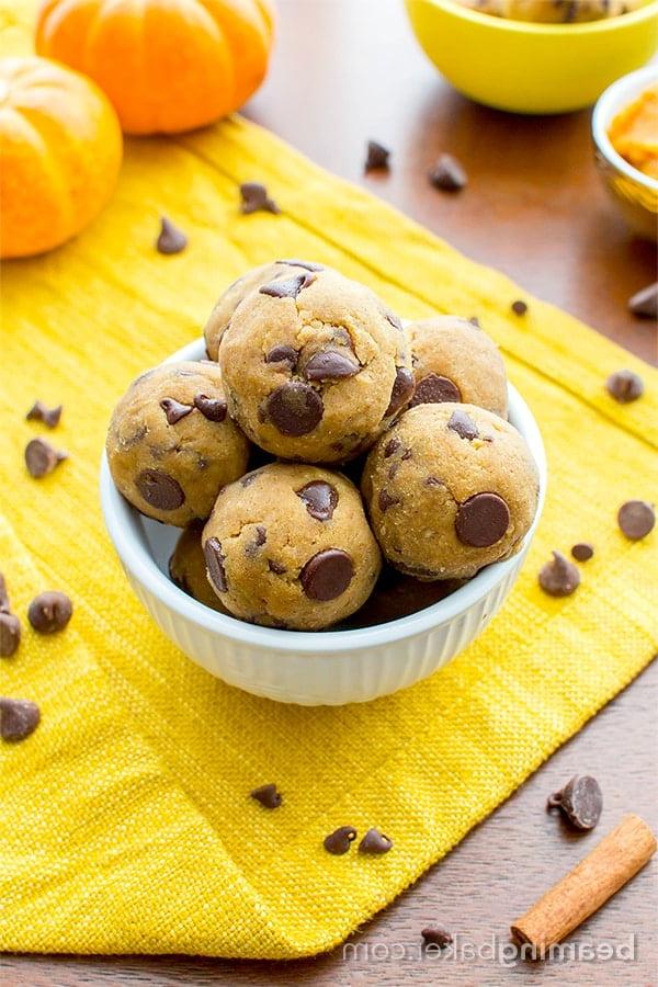 Köstliche Kürbis-Schoko-Keksteig-Häppchen ohne Backen. Paleo, Vegan, Glutenfrei und Milchfrei – perfekt als gesunder Snack für den Herbst.