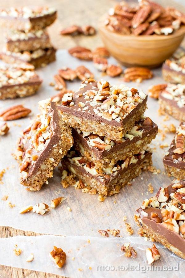 Paleo-Schoko-Pekan-Riegel ohne Backen (V, GF, Paleo): Ein 5-Zutaten-Rezept für köstliche Pekanriegel, bedeckt mit einer dicken Schicht Schokolade und Nüssen. #Paleo #Vegan #GlutenFrei #MilchFrei | BeamingBaker.com