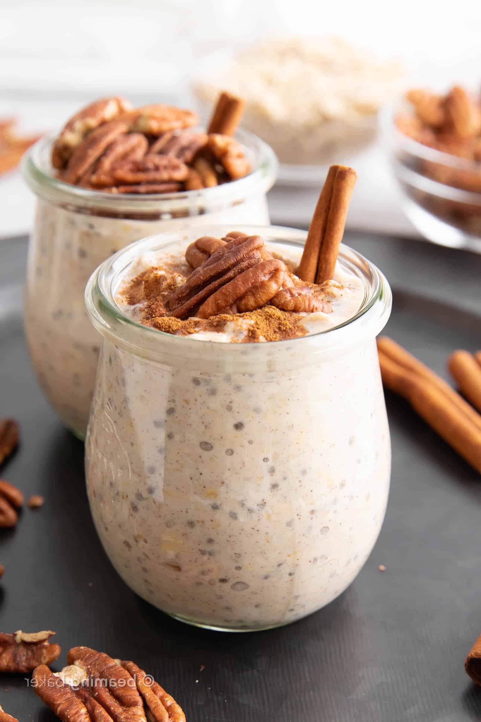 Nahaufnahme von zwei Gläsern Ahorn-Pekannuss Overnight Oats