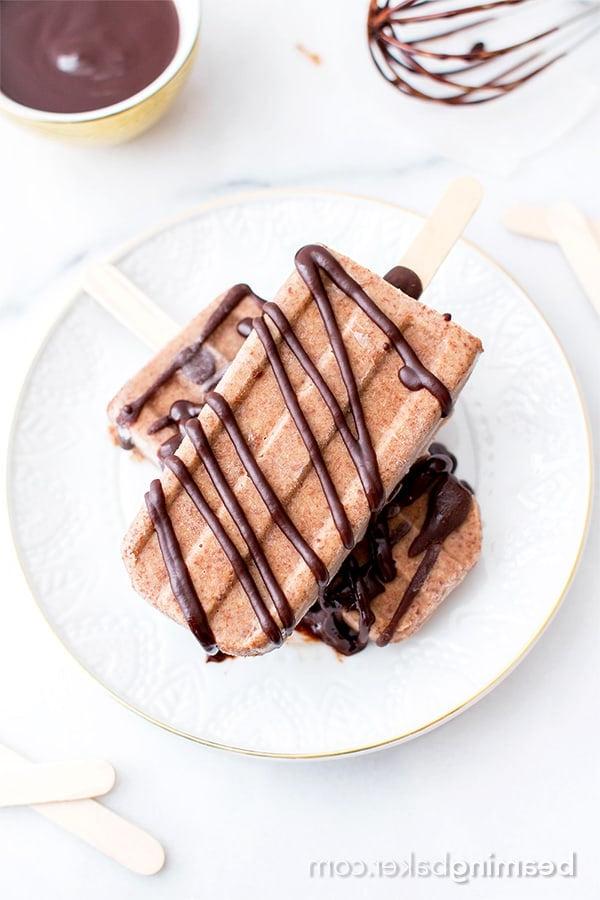 Doppelschokolade Erdnussbutter Bananen Eis am Stiel (Vegan, Glutenfrei, Milchfrei) 2 Cremige Doppel-Schoko-Erdnussbutter-Bananen-Popsicles (Vegan & Glutenfrei): Ein pflanzliches Rezept mit nur 6 Zutaten für reichhaltige, cremige, schokoliert-erdnussbutter-bananen-popsicles. #Vegan #Glutenfrei #Milchfrei | BeamingBaker.com