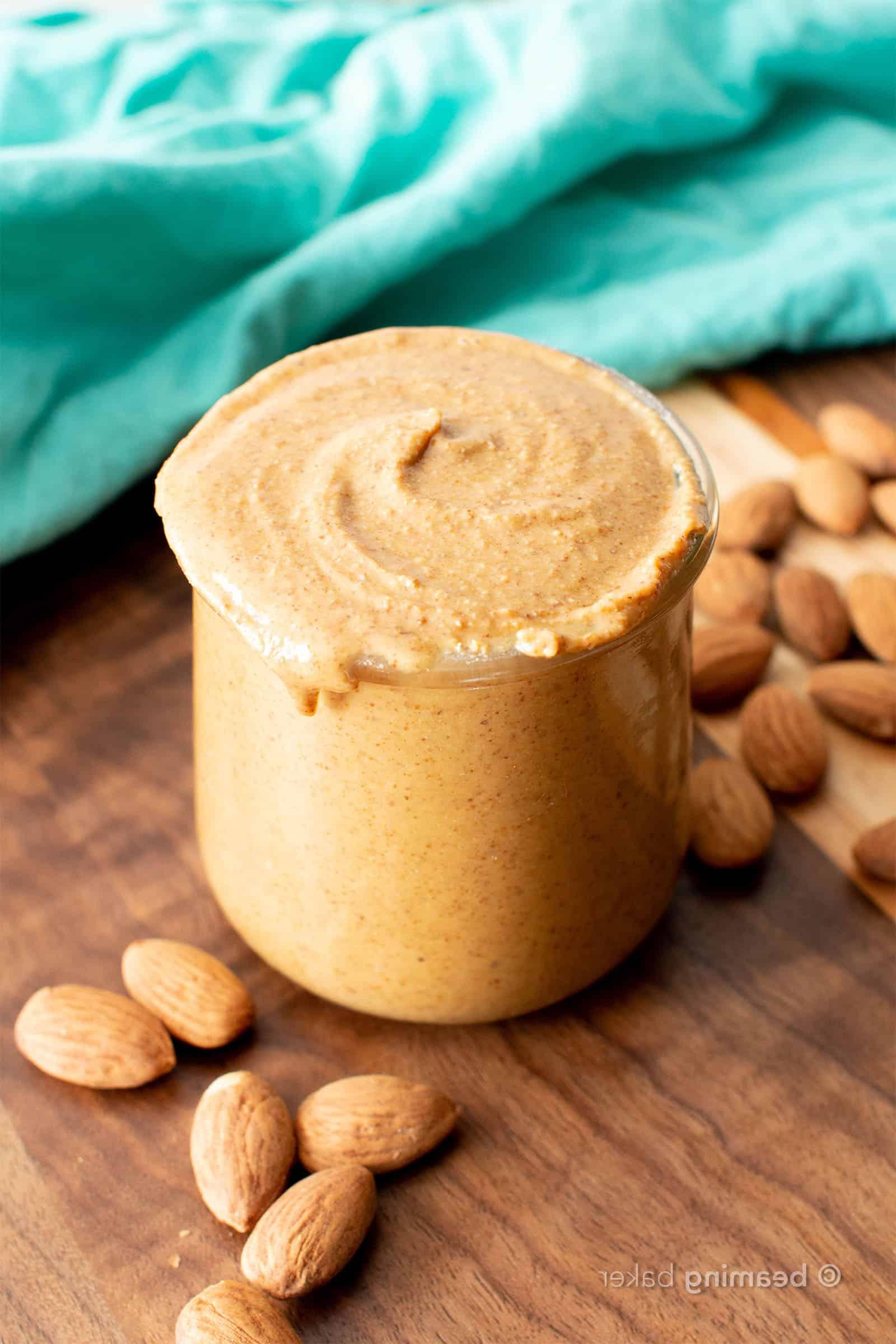 Hausgemachtes Mandelmus Rezept: Lernen Sie, wie Sie Mandelmus mit nur einer Zutat und in wenigen Minuten selbst herstellen können! Das beste hausgemachte Mandelmus – cremig, einfach und köstlich. #Mandelmus #Hausgemacht #Rezept #Gesund