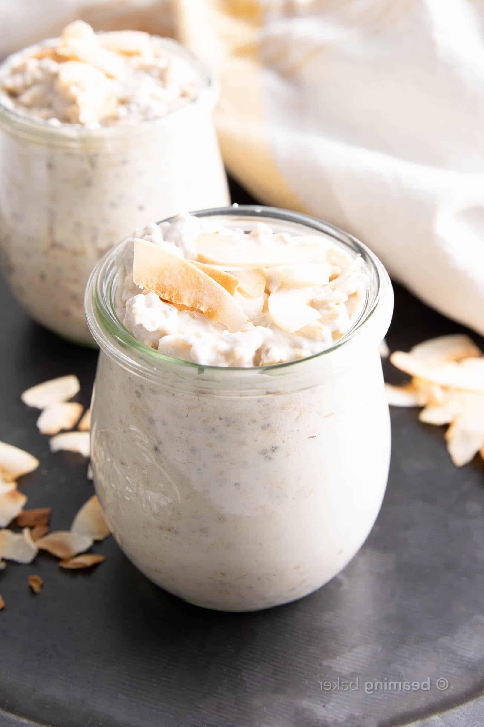 Nahaufnahme von zwei Gläsern Vanille-Kokos Overnight Oats