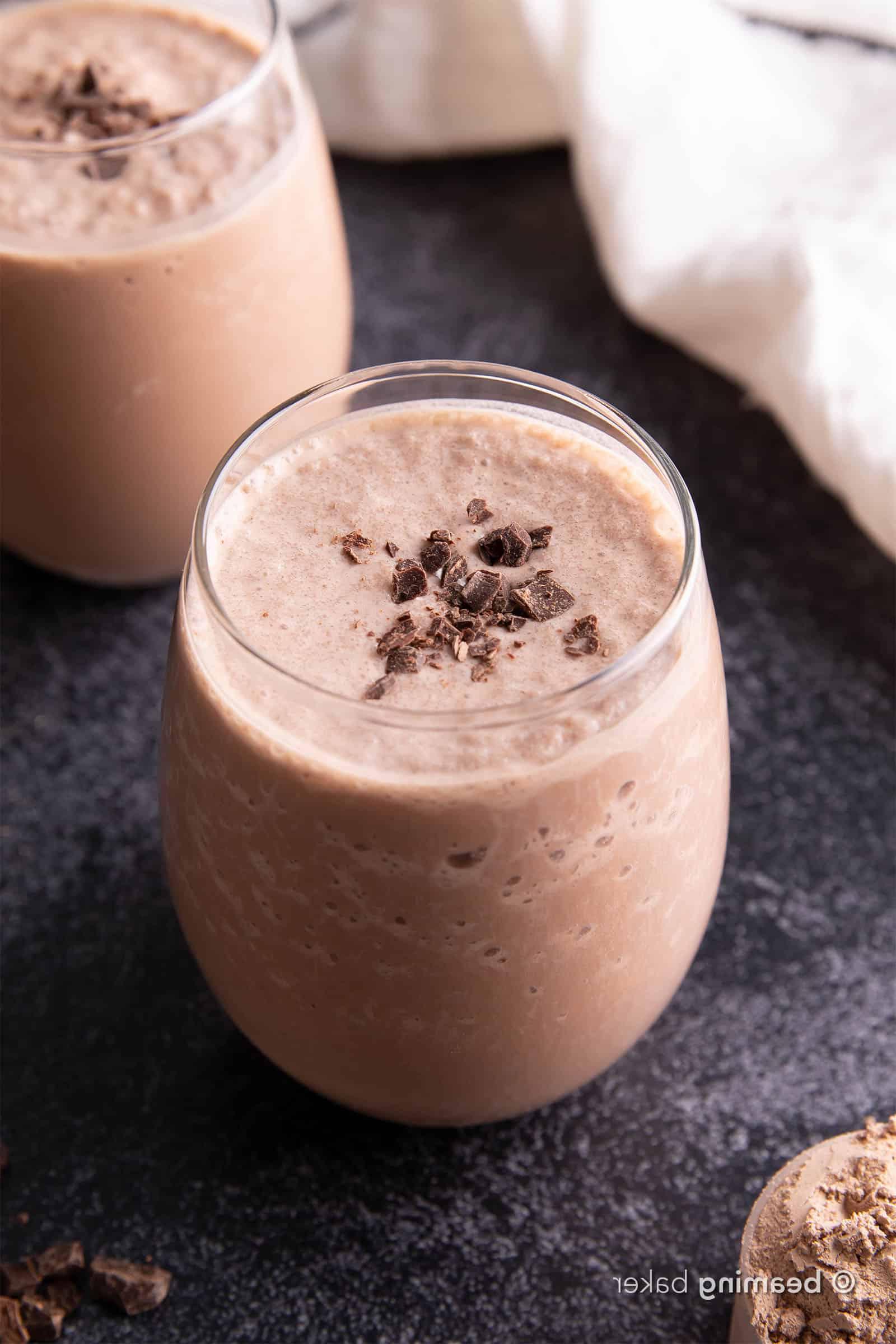 Einfacher veganer Schoko-Proteinshake: Nur 3 Zutaten für 22g Protein. Gesund, lecker, glutenfrei & milchfrei.