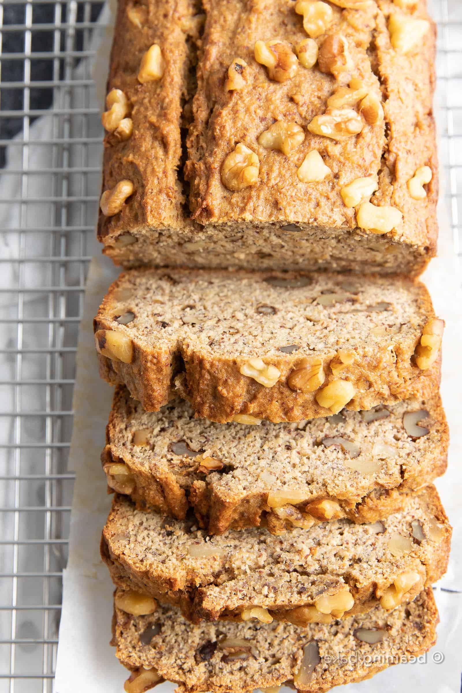 Gesundes Bananenbrot Rezept: Unglaublich leckeres und saftiges Bananenbrot, das auch noch gesund ist! Nährstoffreich, mit gemütlichem Bananengeschmack und unglaublicher Textur – du wirst nicht widerstehen können! #Bananenbrot #Gesund #Banane | Rezept auf BeamingBaker.com