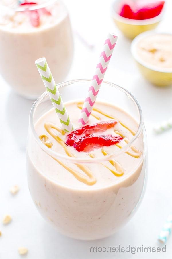 Proteinreicher Erdbeer-Erdnussbutter-Smoothie: 19g Protein, 5 einfache Zutaten, schnelles Rezept für einen cremigen, gesunden und proteinreichen Smoothie. BEAMINGBAKER.COM #Proteinreich #Smoothies
