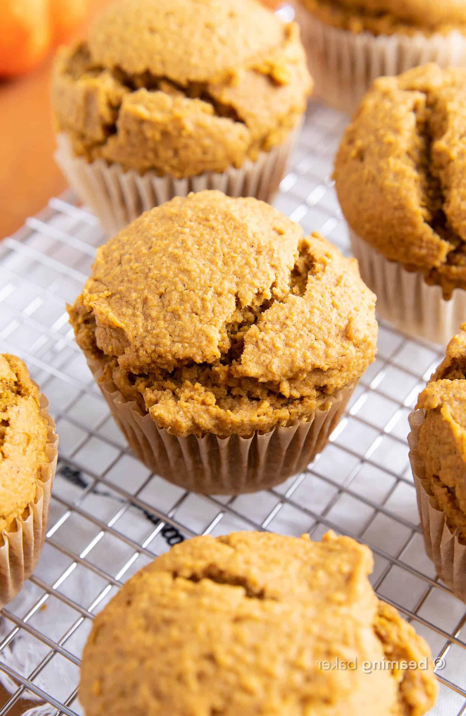 Glutenfreie Kürbis-Muffins (GF): Befriedigende, gemütliche GF Kürbis-Muffins! Das beste Rezept für glutenfreie Kürbis-Muffins – leicht süß & feucht mit köstlichem gewürzten Kürbisgeschmack! #Glutenfrei #GF #Kürbis #Muffins | Rezept auf BeamingBaker.com