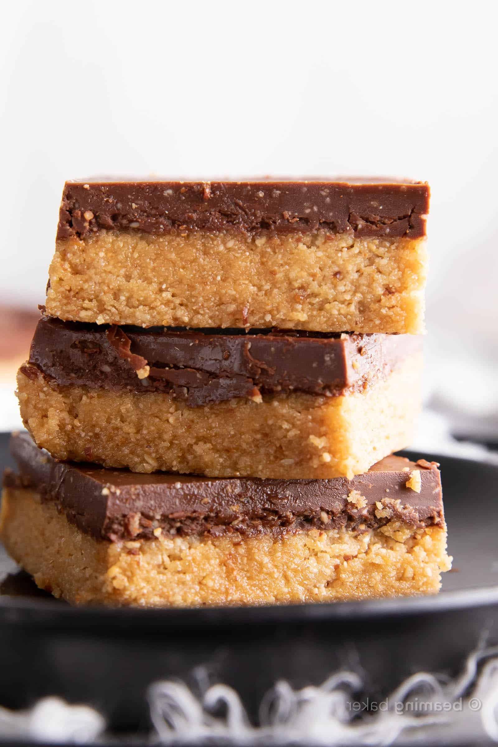 4-Zutaten Nutella Riegel ohne Backen: Dieses einfache Rezept für Nutella-Schokoriegel ergibt weiche, zähe Riegel mit einer dicken Schoko-Haselnuss-Oberfläche. Die besten Nutella-Riegel ohne Backen – Nutella in mundgerechter Riegelform! #Nutella #Schokolade #OhneBacken #Haselnuss