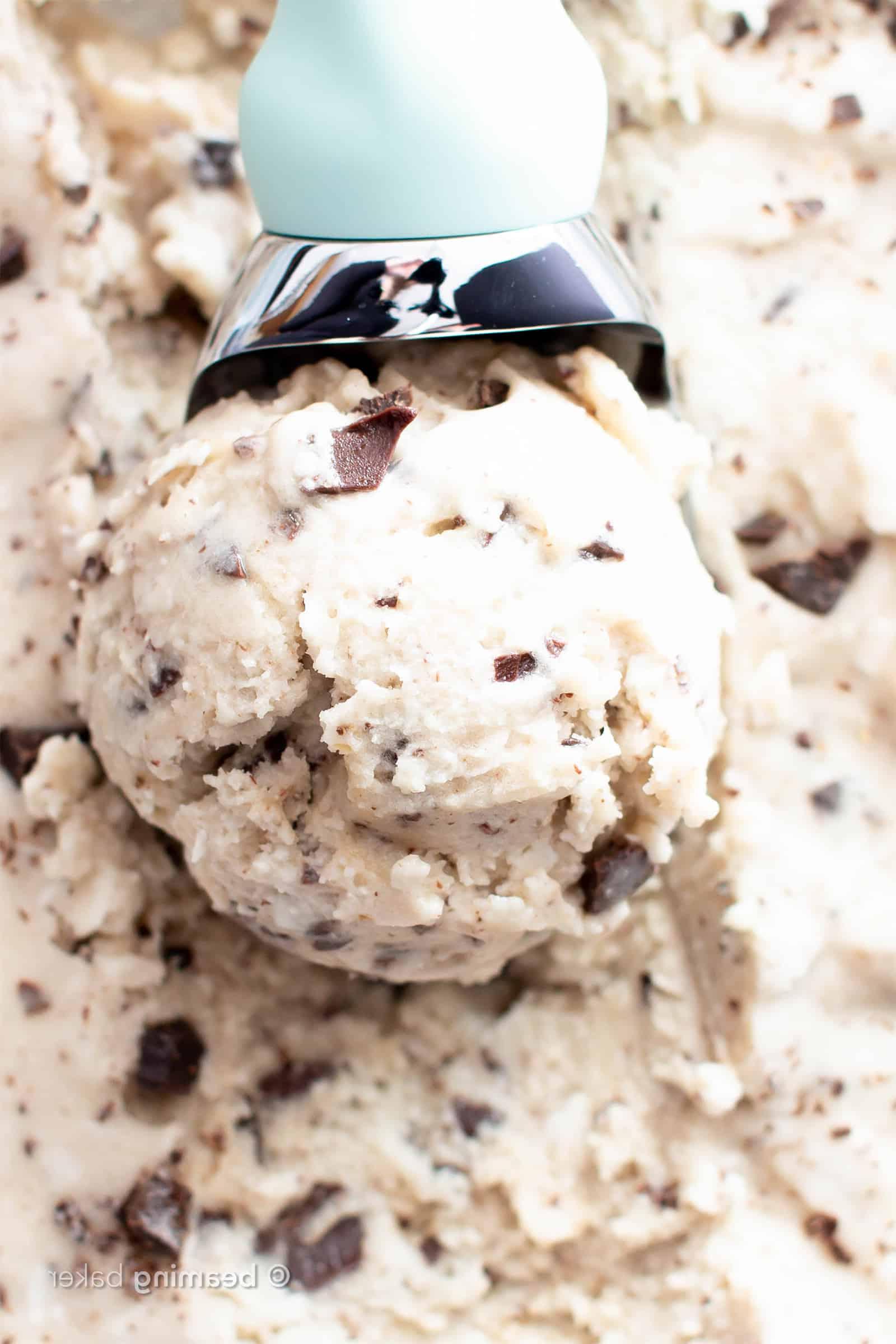 Kokos-Schoko-Veganes Eis Rezept: dieses köstliche vegane Eisrezept ist wunderbar reichhaltig und cremig! Das beste hausgemachte vegane Eis—vollgepackt mit Kokos & Schokochips, ohne Eismaschine. #Vegan #Eis #Kokosnuss #Schokochips #VeganesEis | Rezept auf BeamingBaker.com