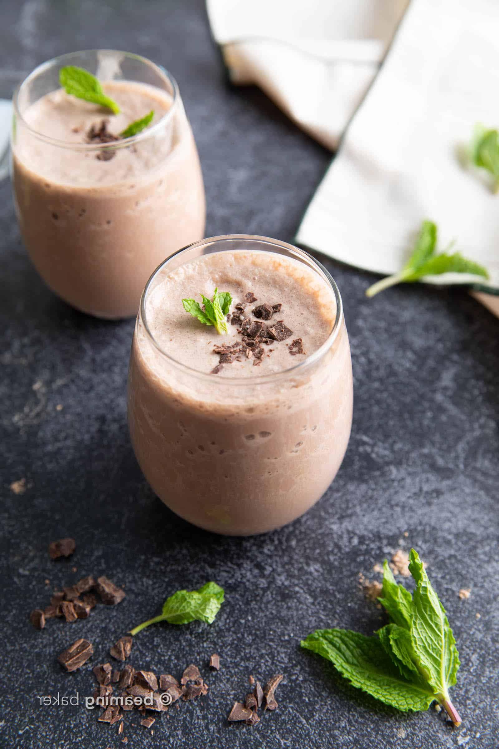 Zwei Minz-Schokoladen-Proteinshakes, serviert mit einer Garnitur