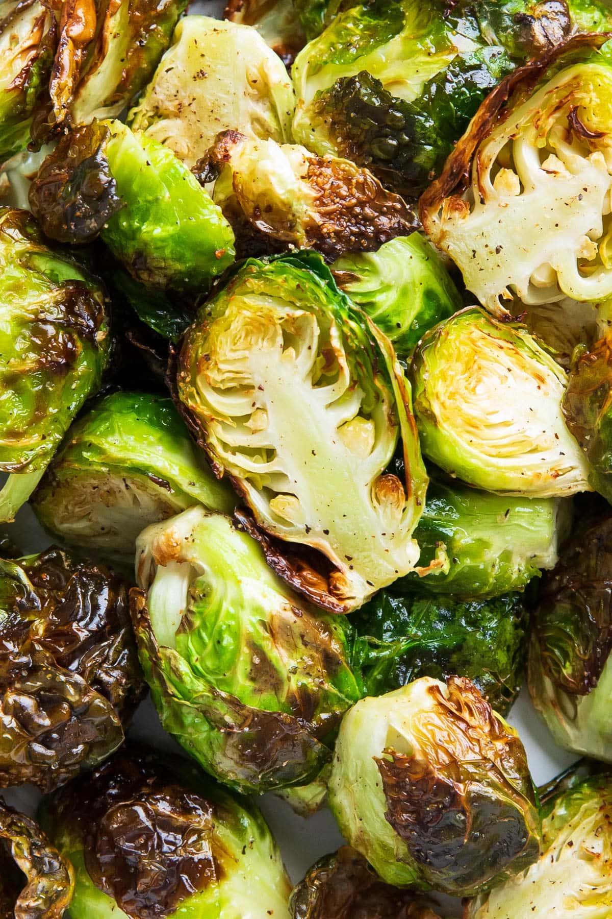 Nahaufnahme von Rosenkohl aus der Heißluftfritteuse, der perfekt gar und knusprig aussieht