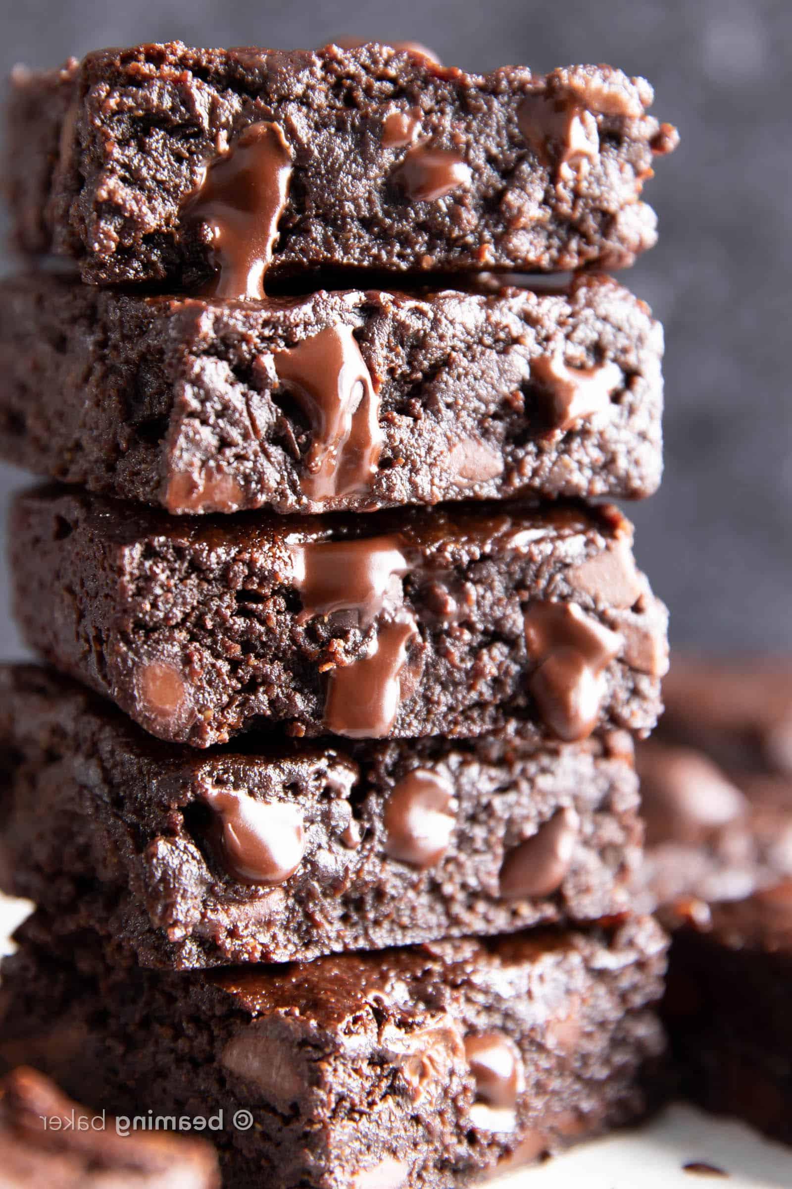 Closeup-Stapel frisch gebackener veganer glutenfreier Brownies, aus denen geschmolzene Schokoladenstückchen quellen