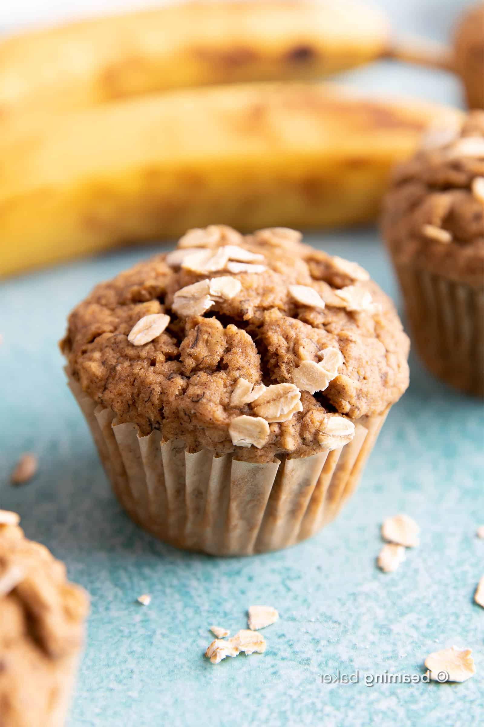 Saftige Vegane Glutenfreie Bananen-Hafer-Muffins: Ein einfaches Ein-Schüssel-Rezept für warme, feuchte und leicht süße Bananen-Hafer-Muffins aus einfachen Zutaten. #vegan #glutenfrei #frühstück #gesund | Rezept auf BeamingBaker.com
