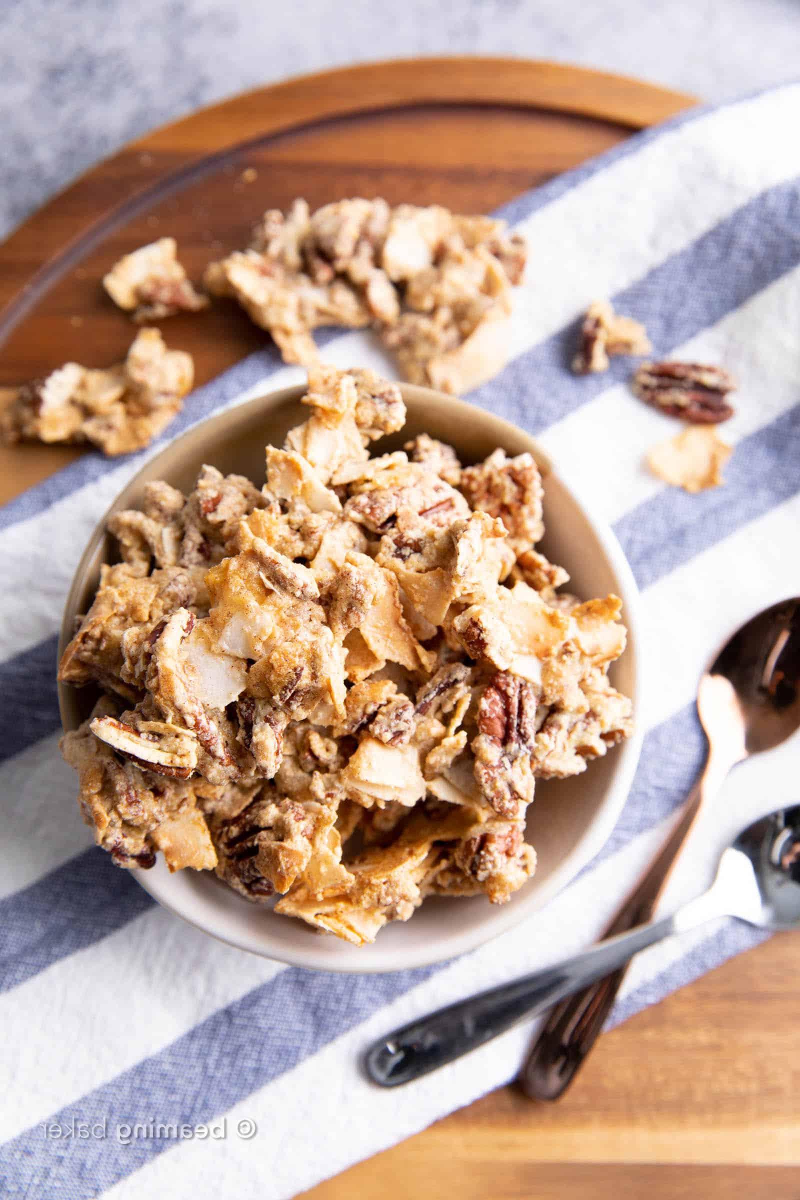 Bestes Keto Granola Rezept: knuspriges, knuspriges Keto Granola mit großen Clustern. Dieses Low-Carb-Granola ist süß, nussig und sättigend! Keto-freundlich, Low-Carb, Glutenfrei, Vegan. #KetoGranola #LowCarb #KetoFriendly #KetoRezept | Rezept auf BeamingBaker.com