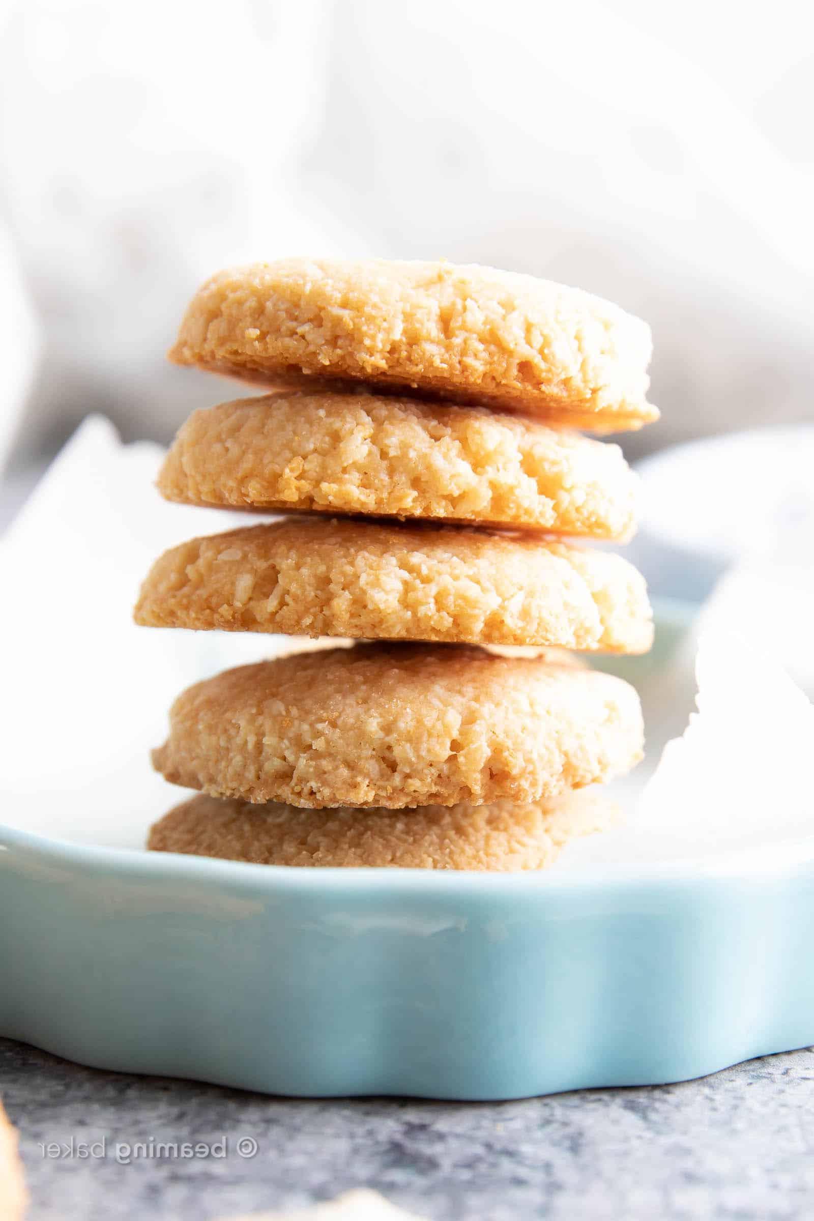 Knusprige Vegane Kokosplätzchen: Ein einfaches 4-Zutaten-Rezept für vegane Kekse mit dreifachem Kokosgenuss! #Vegan #Kekse #Kokos #VeganeKekse | Rezept auf BeamingBaker.com