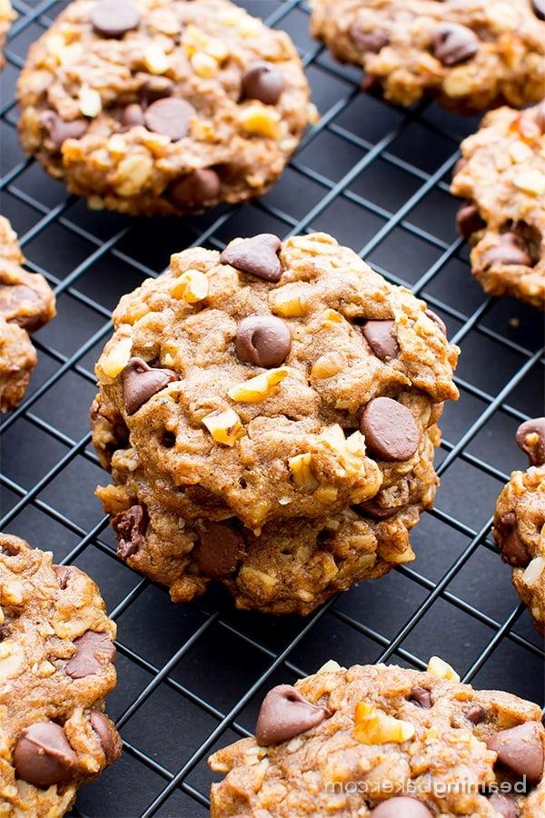 Vegane Mandelbutter-Schoko-Walnuss-Haferkekse (V, GF, DF): Ein einfaches Rezept für zähe, knusprige Mandelbutter-Kekse, köstlich zubereitet mit vollwertigen Zutaten. #Vegan #Glutenfrei #Hafermehl #Laktosefrei | BeamingBaker.com
