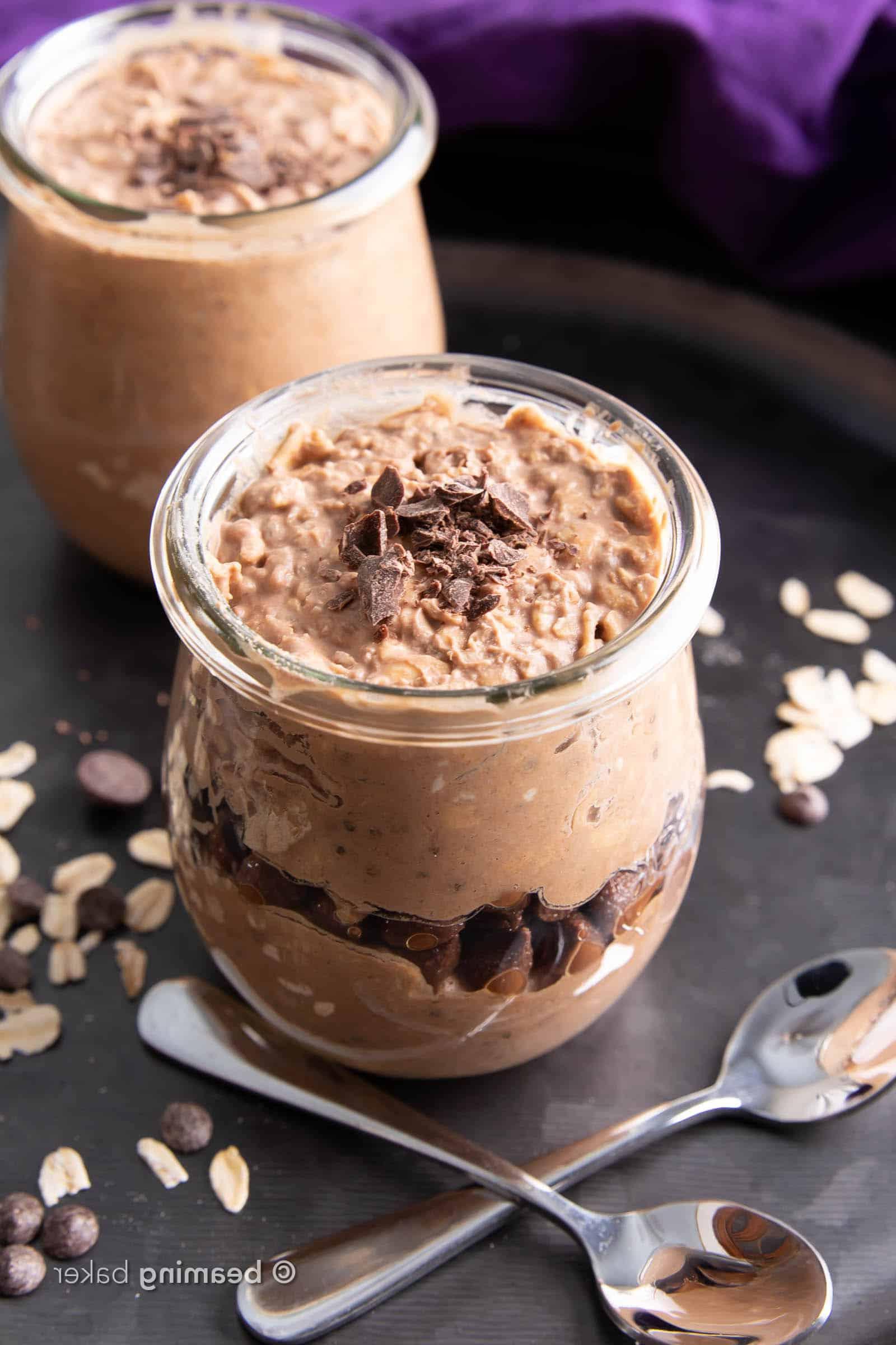 Schoko Overnight Oats: Das BESTE Rezept für Schoko Overnight Oats – unwiderstehlich reichhaltiger und tiefer Schokoladengeschmack mit cremiger Vanille-Güte. Einfach zuzubereiten, Vegan. #Schokolade #OvernightOats #SchokoOvernightOats #OvernightHaferbrei | Rezept auf BeamingBaker.com