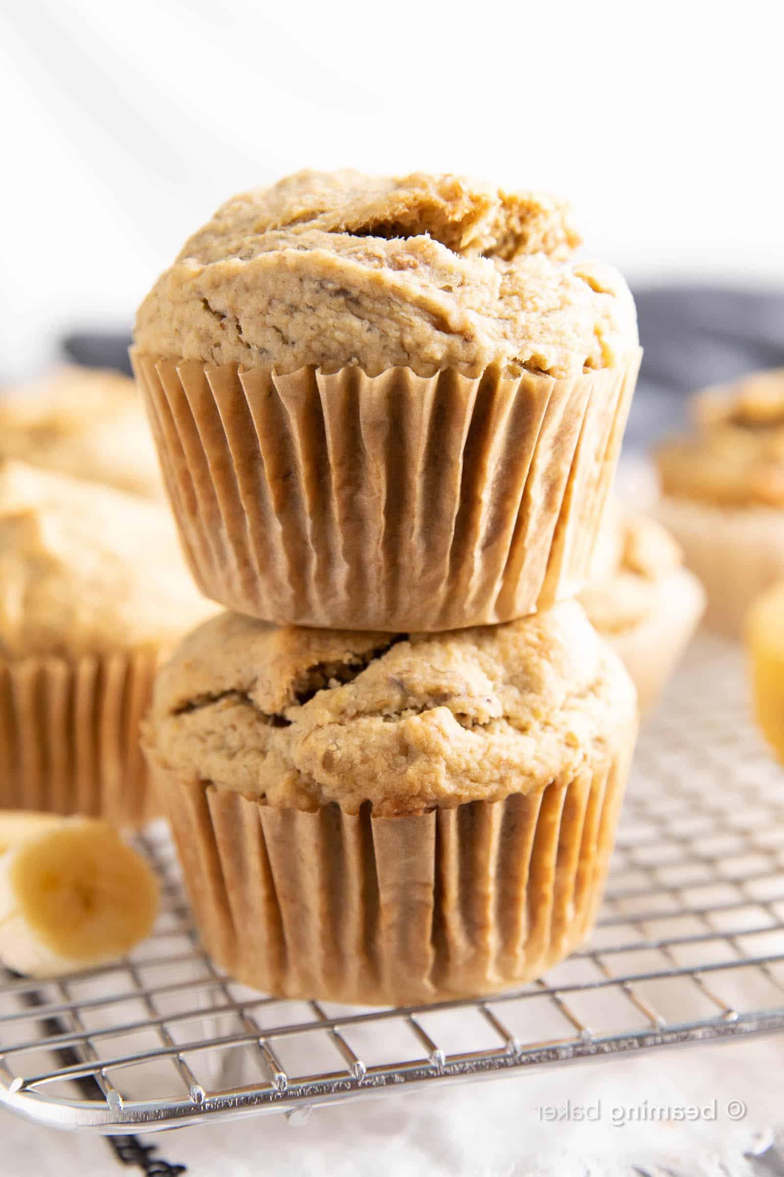 Ein einfaches Rezept für glutenfreie Bananenmuffins, die befriedigend dicht und reichhaltig sind, mit einem Hauch von Fluffigkeit und köstlichem, mittelsüßem Bananengeschmack. #GlutenFree #Banana #Muffins | Rezept auf BeamingBaker.com