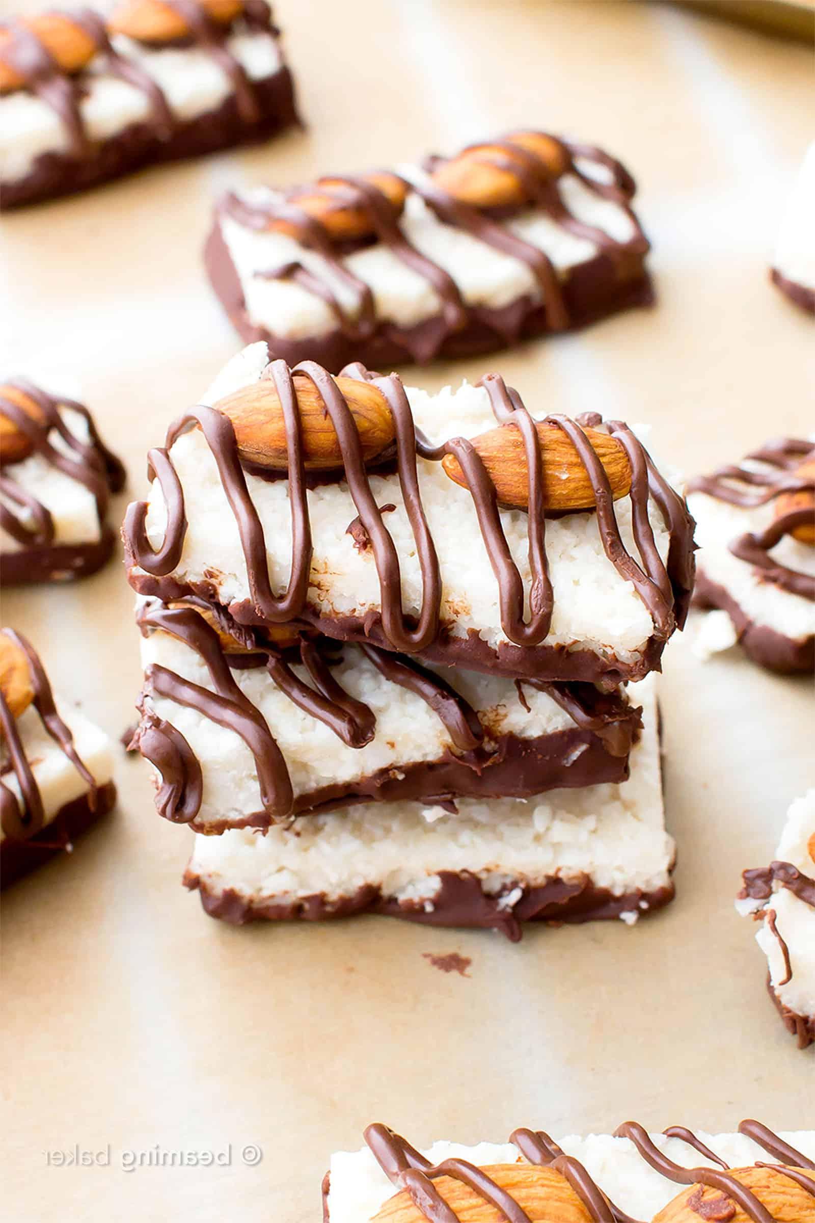 Nahaufnahme eines Stapels selbstgemachter veganer Almond Joy Riegel