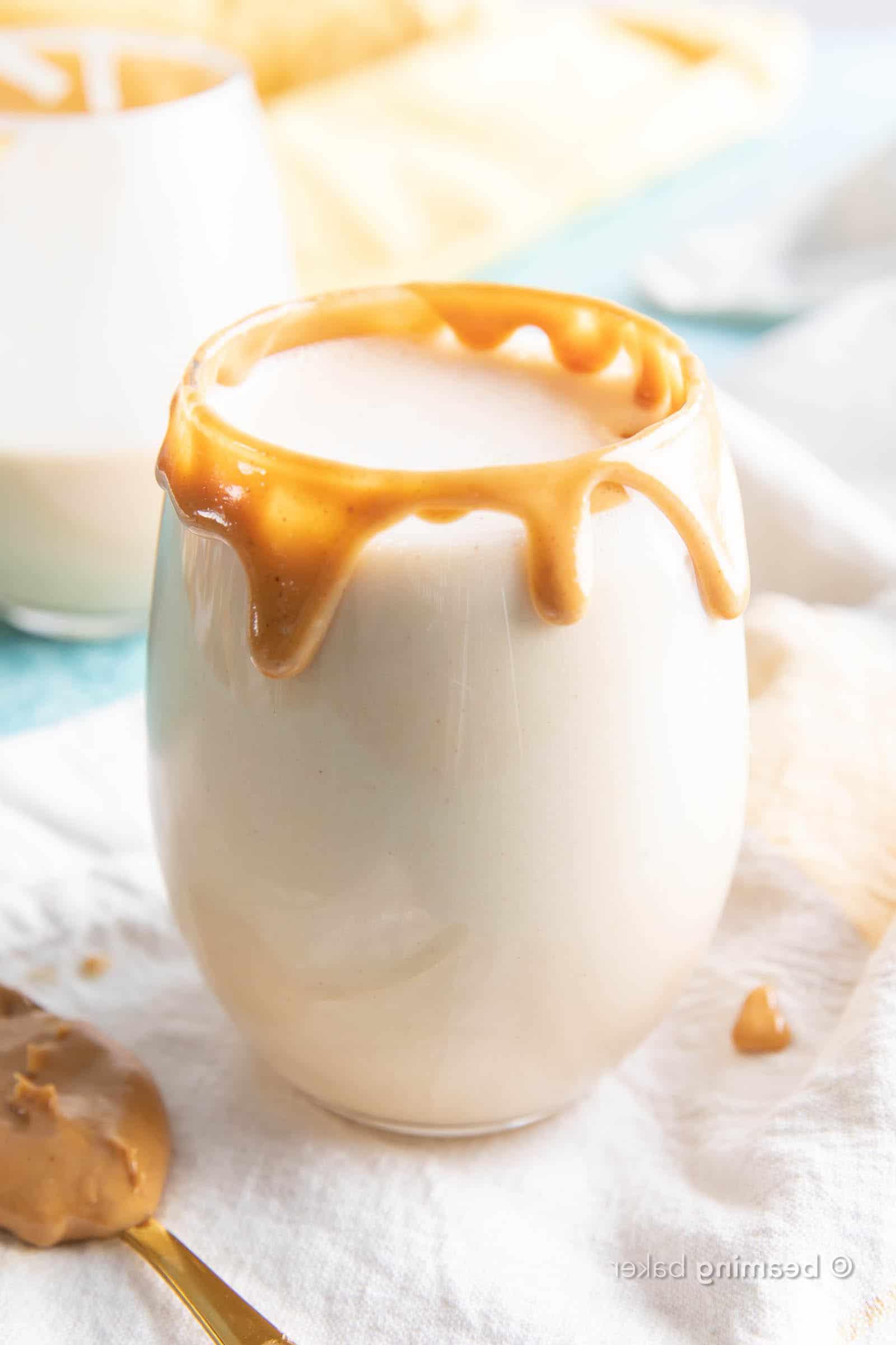 Erdnussbutter Protein Shake: Dieses 4-Zutaten-Erdnussbutter-Protein-Shake-Rezept ist in wenigen Minuten fertig! Glatt, cremig und köstlich – der beste Erdnussbutter-Protein-Shake! #Erdnussbutter #Protein #Shake #ProteinShake | Rezept auf BeamingBaker.com
