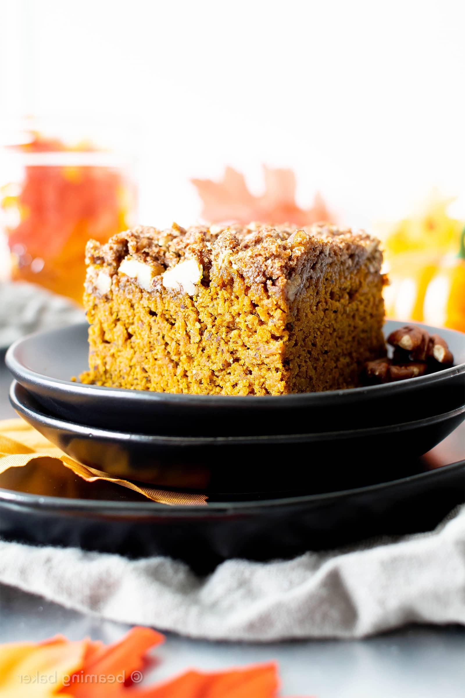 Ein saftiger veganer glutenfreier Kürbis-Streuselkuchen mit einer dicken, feuchten Schicht gesunden Kürbiskuchens und einer zimtigen, buttrigen Streuseldecke. Das beste glutenfreie Kürbisdessert – schmeckt wie veganer Gewürzkuchen und ist mit gesunden Zutaten zubereitet. #Kürbis #Vegan #Glutenfrei #Gesund #Streuselkuchen | Rezept auf BeamingBaker.com