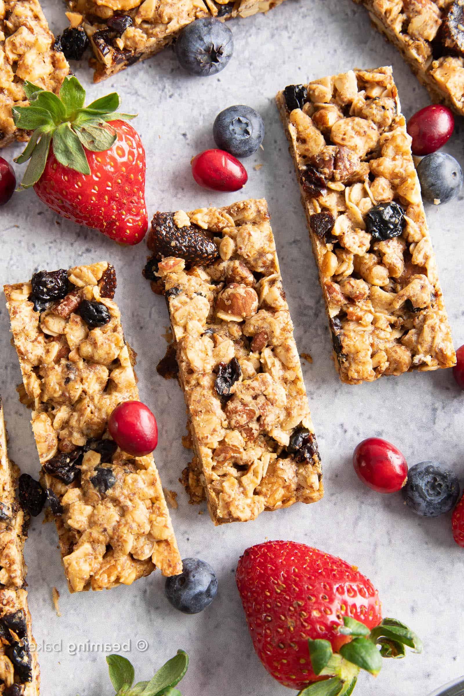 Gesunde Beeren-Müsliriegel: Dieses gesunde Müsliriegel-Rezept strotzt nur so vor süßem Beerenaroma: Heidelbeeren, Erdbeeren & Cranberries. Die besten Müsliriegel – ballaststoffreich, gesund, aus vollwertigen Zutaten, vegan + glutenfrei. #Müsliriegel #GesundeRezepte #Snacks #GesundeSnacks | Rezept auf BeamingBaker.com