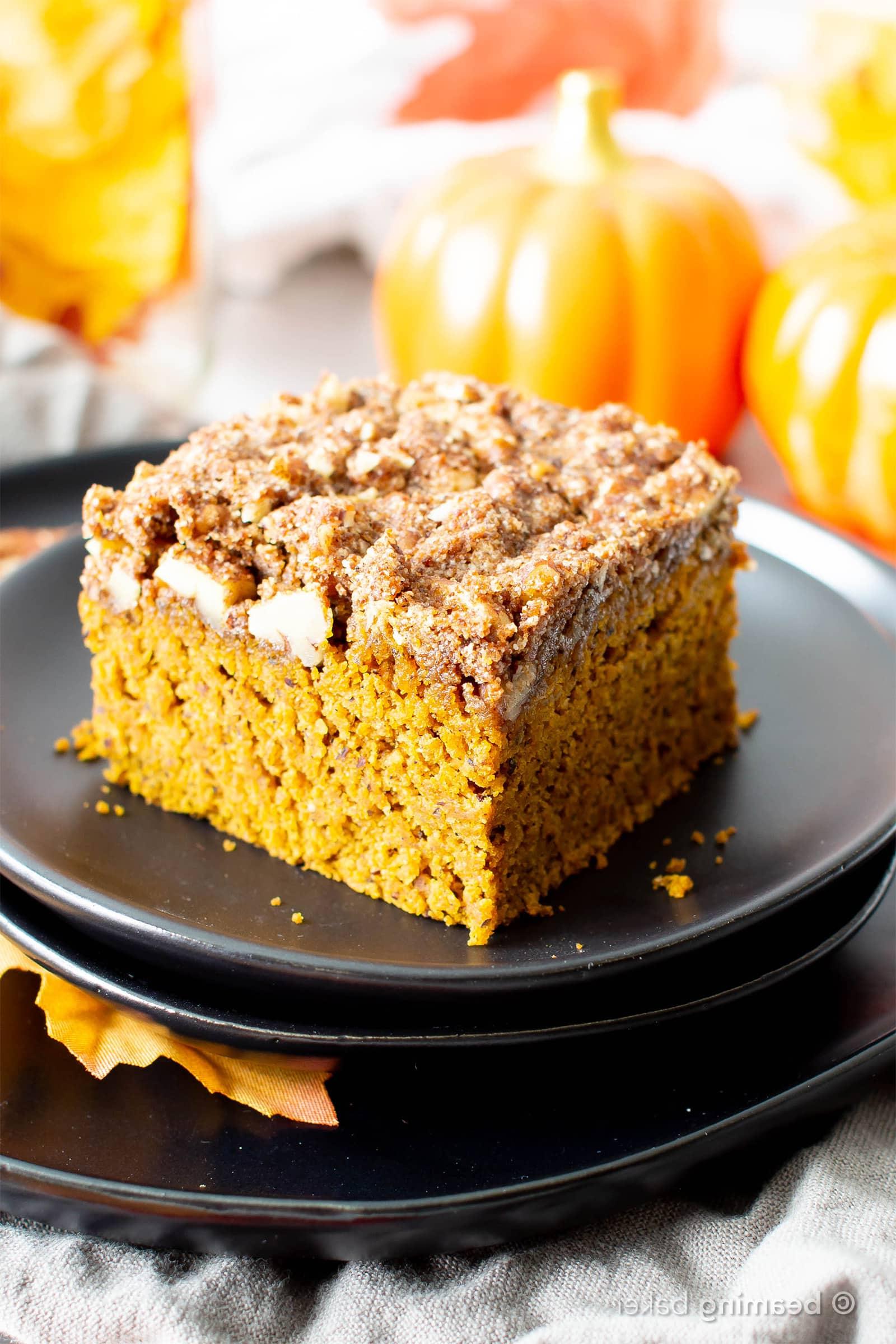 Ein saftiger veganer glutenfreier Kürbis-Streuselkuchen mit einer dicken, feuchten Schicht gesunden Kürbiskuchens und einer zimtigen, buttrigen Streuseldecke. Das beste glutenfreie Kürbisdessert – schmeckt wie veganer Gewürzkuchen und ist mit gesunden Zutaten zubereitet. #Kürbis #Vegan #Glutenfrei #Gesund #Streuselkuchen | Rezept auf BeamingBaker.com