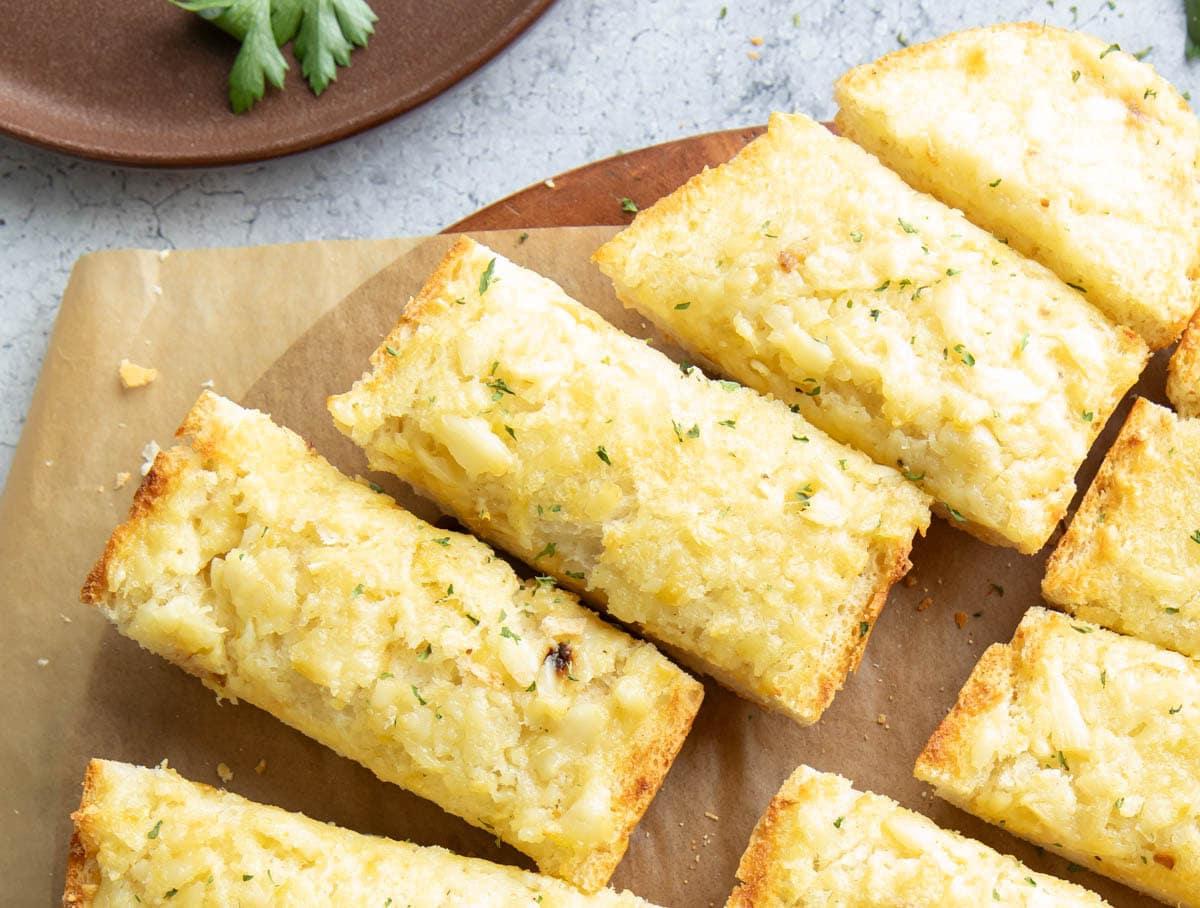 Nahaufnahme dieses Rezepts, serviert mit frischer Petersilie