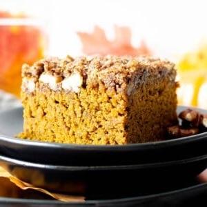 Einfaches glutenfreies veganes Kürbis-Streuselkuchen-Rezept (V, GF): eine dicke Schicht feuchten Kürbis-Streuselkuchens mit einer zimtigen, buttrigen Streuseldecke. Hergestellt aus gesunden, vollwertigen Zutaten. #Vegan #Glutenfrei #Streuselkuchen #Kürbis #VeganesBacken #CleanEating #Herbst #KürbisGewürz | Rezept auf BeamingBaker.com