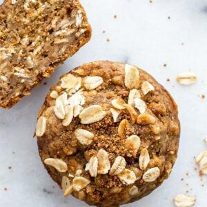 Glutenfreie Vegane Bananen-Hafer-Muffins: Ein einfaches Rezept für warme, feuchte und leicht süße Bananen-Hafer-Muffins aus einfachen Zutaten. BEAMINGBAKER.COM #Vegan #Glutenfrei