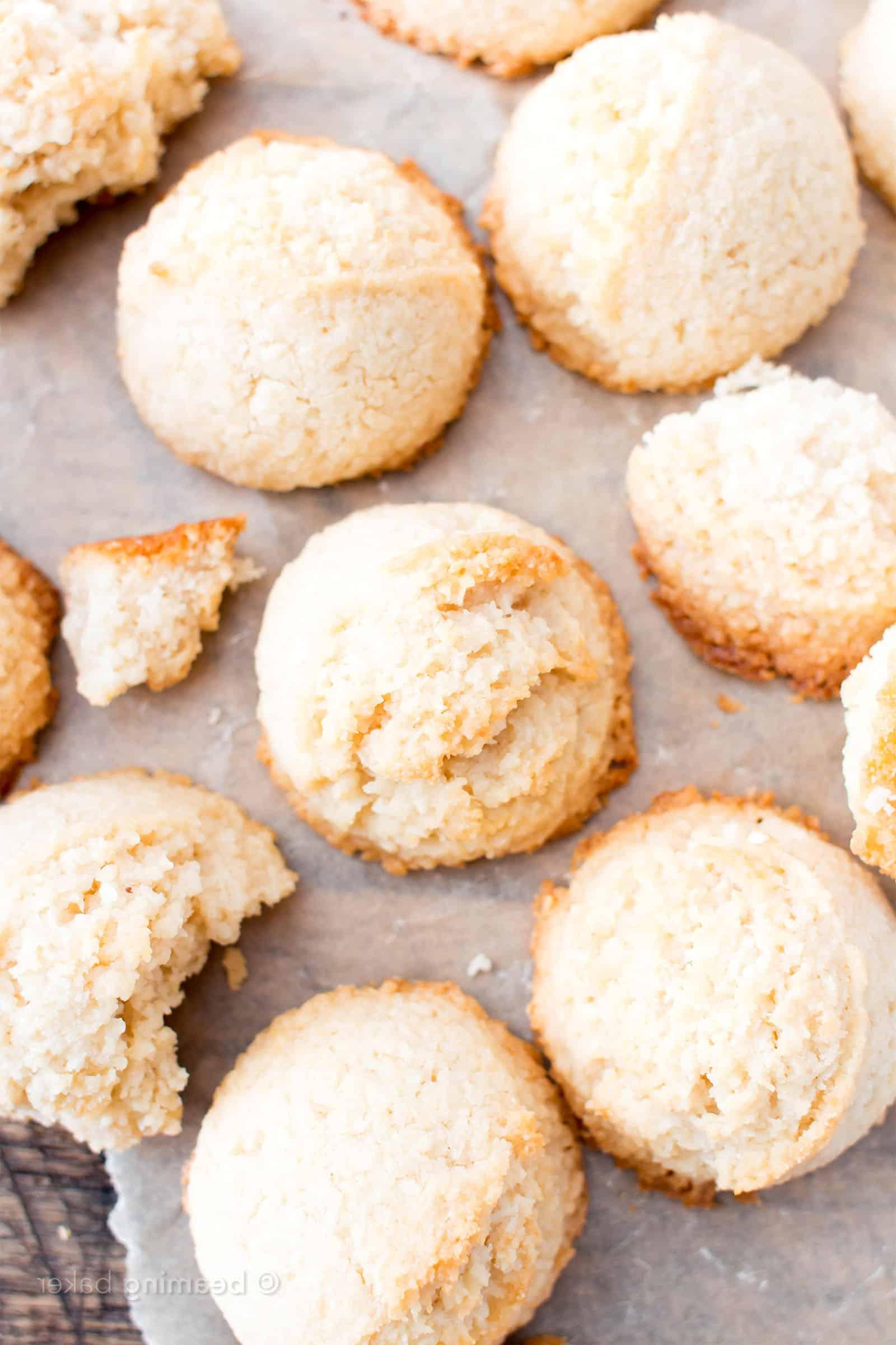 Vegane Kokosmakronen: Unwiderstehlich zähe vegane Kokosmakronen mit knusprigen Rändern und süßem Kokosgeschmack. Nur 4 Zutaten! Paleo, Gesund. #Vegan #Kokos #Makronen #Paleo #Gesund | Rezept auf BeamingBaker.com