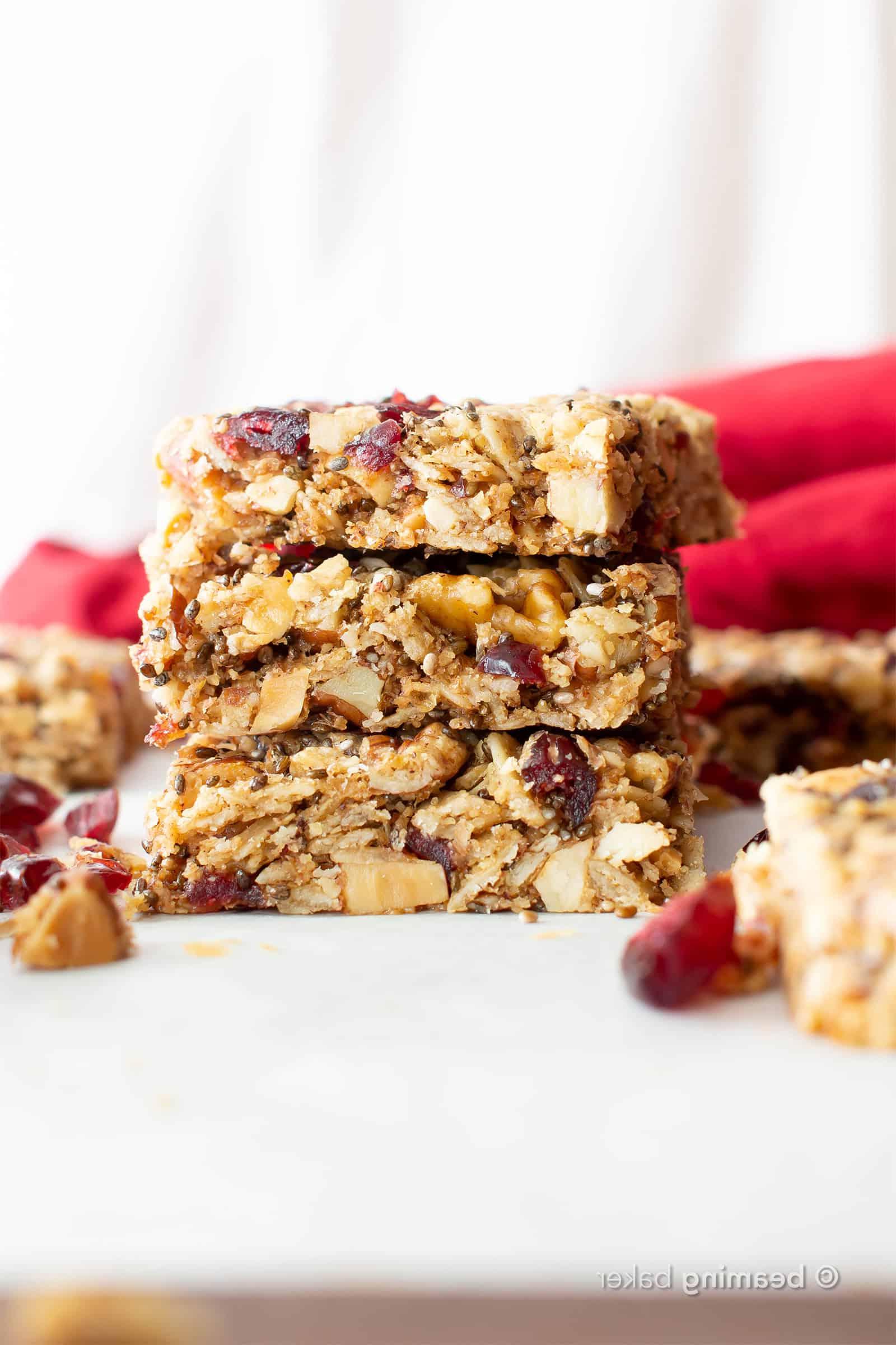 Cranberry Chia Glutenfreie Vegane Snackriegel: Dieses gesunde vegane Snackriegelrezept ergibt zähe & sättigende Riegel! Das beste vegane Snackriegelrezept – vollgepackt mit Chia & Leinsamen, um dich satt zu halten! #Snacks #Riegel #Glutenfrei #Vegan #Chia | Rezept auf BeamingBaker.com