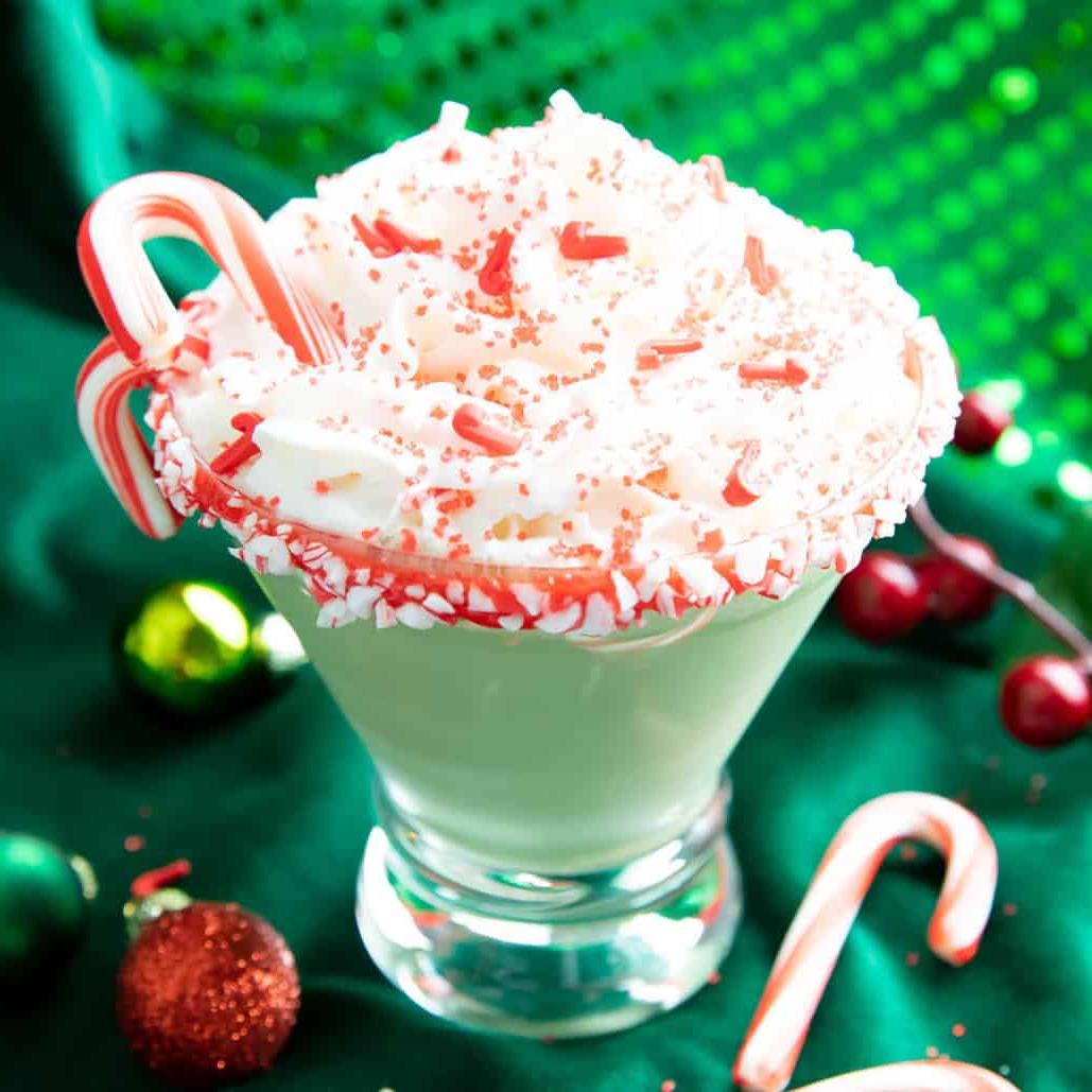 Pfefferminz Martini mit Zuckerstangenstreuseln als Garnitur