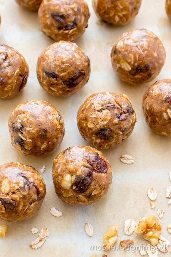 No Bake Oatmeal Raisin Bites (V+GF): A super easy, one bowl recipe for healthy energy bites bursting with oatmeal raisin cookie flavor. #Vegan #GlutenFree | BeamingBaker.com
