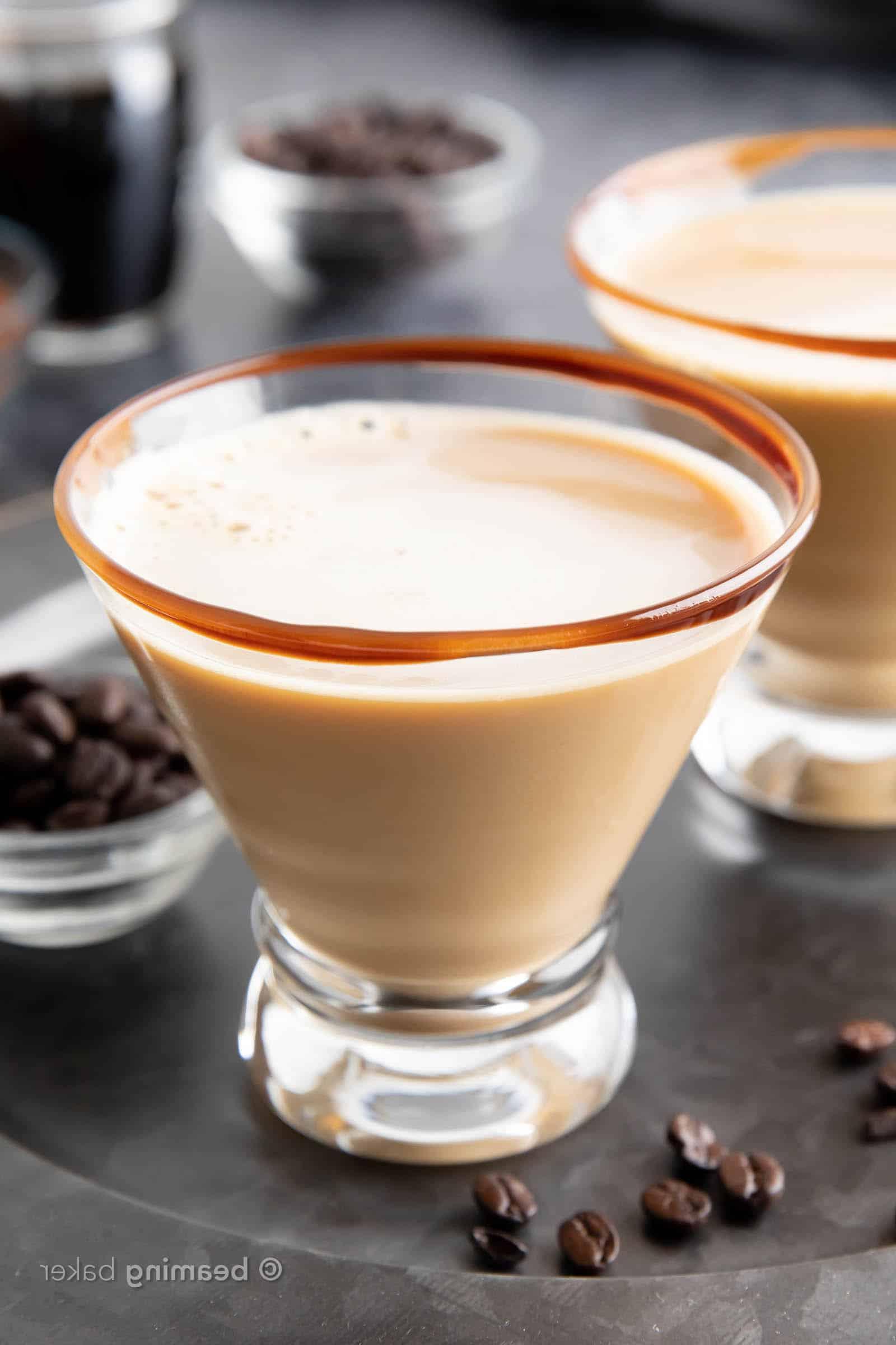 Super Nahaufnahme eines mit Schokoladensirup umrandeten Glases eines Schokoladen Espresso Martini Cocktails