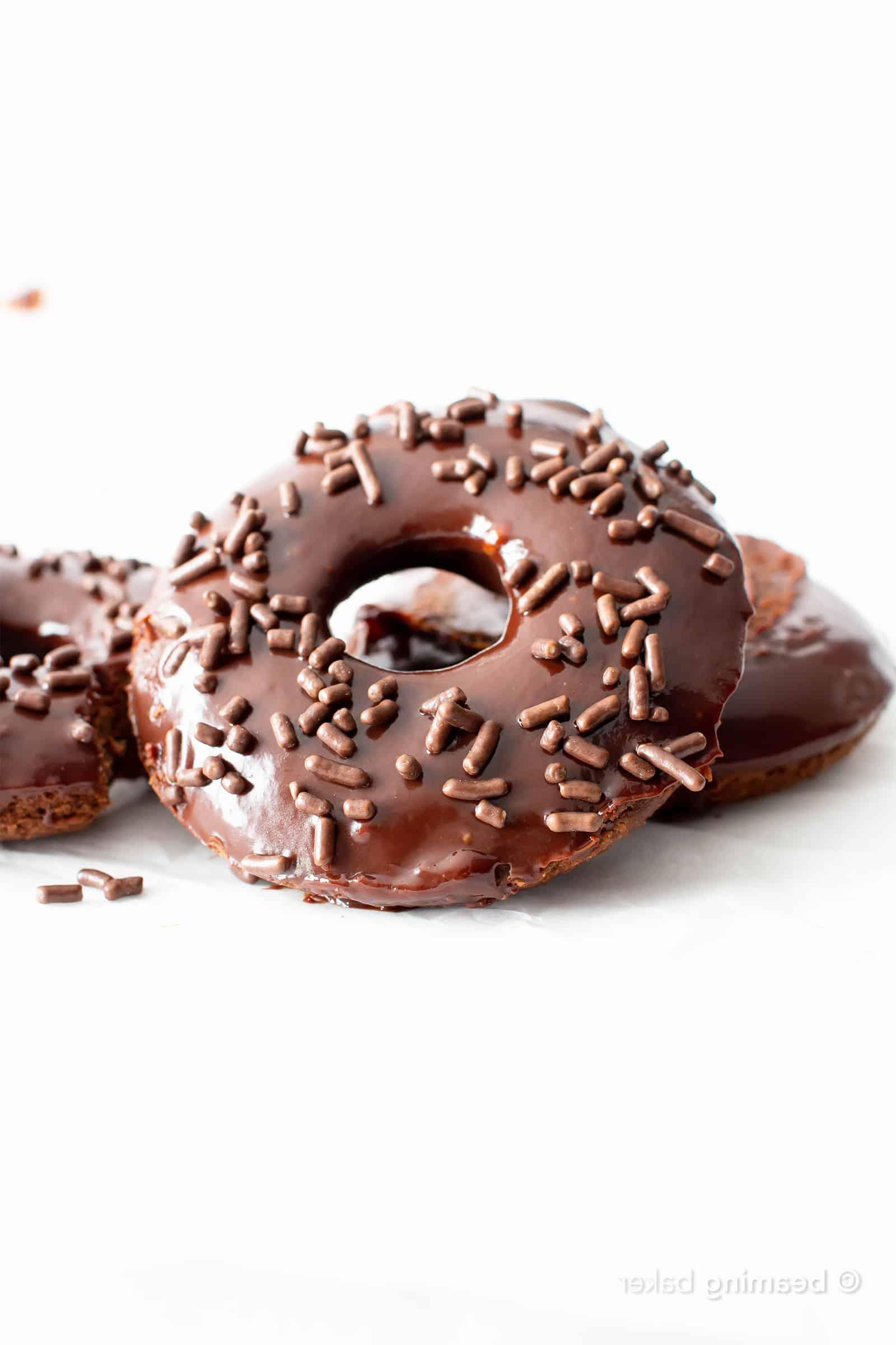 Vegane Glutenfreie Donuts: Weiche und flauschige vegane glutenfreie Schoko-Donuts mit luxuriöser veganer Schokoladenglasur. Das beste glutenfreie vegane Donut-Rezept! #GlutenfreiVegan #VeganGlutenfrei #VeganDonuts #Doughnuts #Vegan | Rezept auf BeamingBaker.com