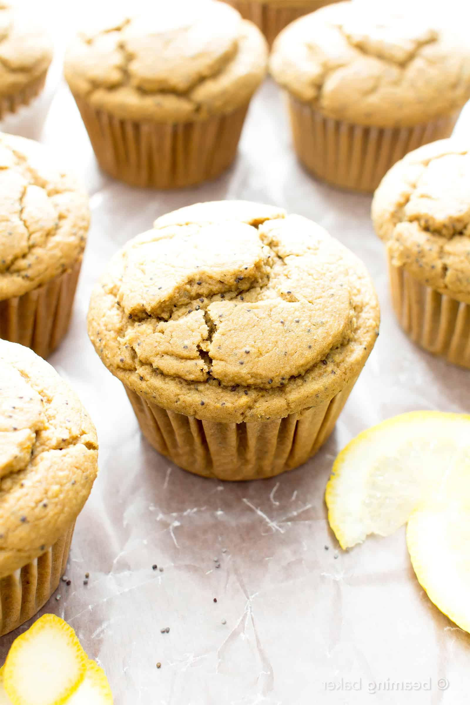 Vegane Zitronen-Mohn-Muffins (Glutenfrei): ein einfaches Rezept für saftige & fluffige vegane Zitronen-Mohn-Muffins – perfekt süß & säuerlich! Glutenfrei. #Vegan #Zitrone #Mohn #Glutenfrei #Muffins | Rezept auf BeamingBaker.com