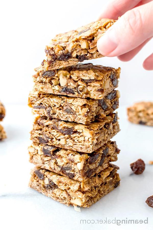 Vegane und glutenfreie Haferflocken-Rosinen-Cookie-Riegel: ein einfaches Rezept für weiche, zähe Cookie-Riegel aus einfachen Zutaten, vollgepackt mit saftigen Rosinen und Walnüssen. #Vegan #Glutenfrei | BeamingBaker.com