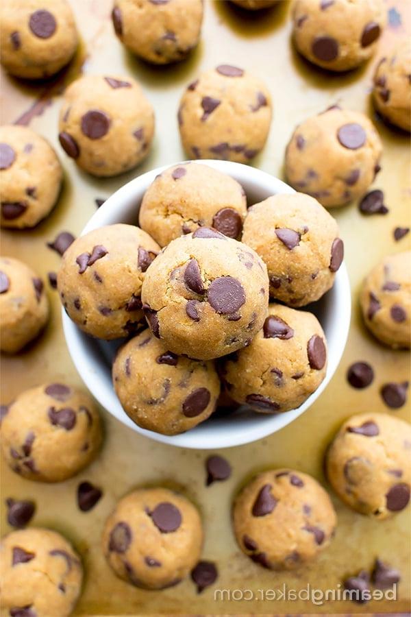 Nahaufnahme von Kürbis-Schoko-Keksteig-Häppchen ohne Backen, bereit zum Genießen. Ein veganes, glutenfreies und paleo-freundliches Rezept.
