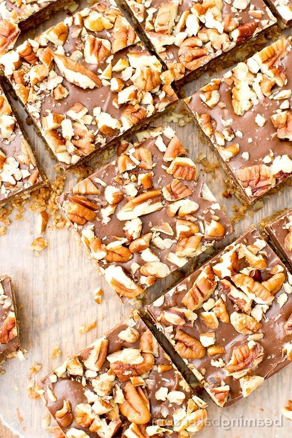 Paleo-Schoko-Pekan-Riegel ohne Backen (V, GF, Paleo): Ein 5-Zutaten-Rezept für köstliche Pekanriegel, bedeckt mit einer dicken Schicht Schokolade und Nüssen. #Paleo #Vegan #GlutenFrei #MilchFrei | BeamingBaker.com