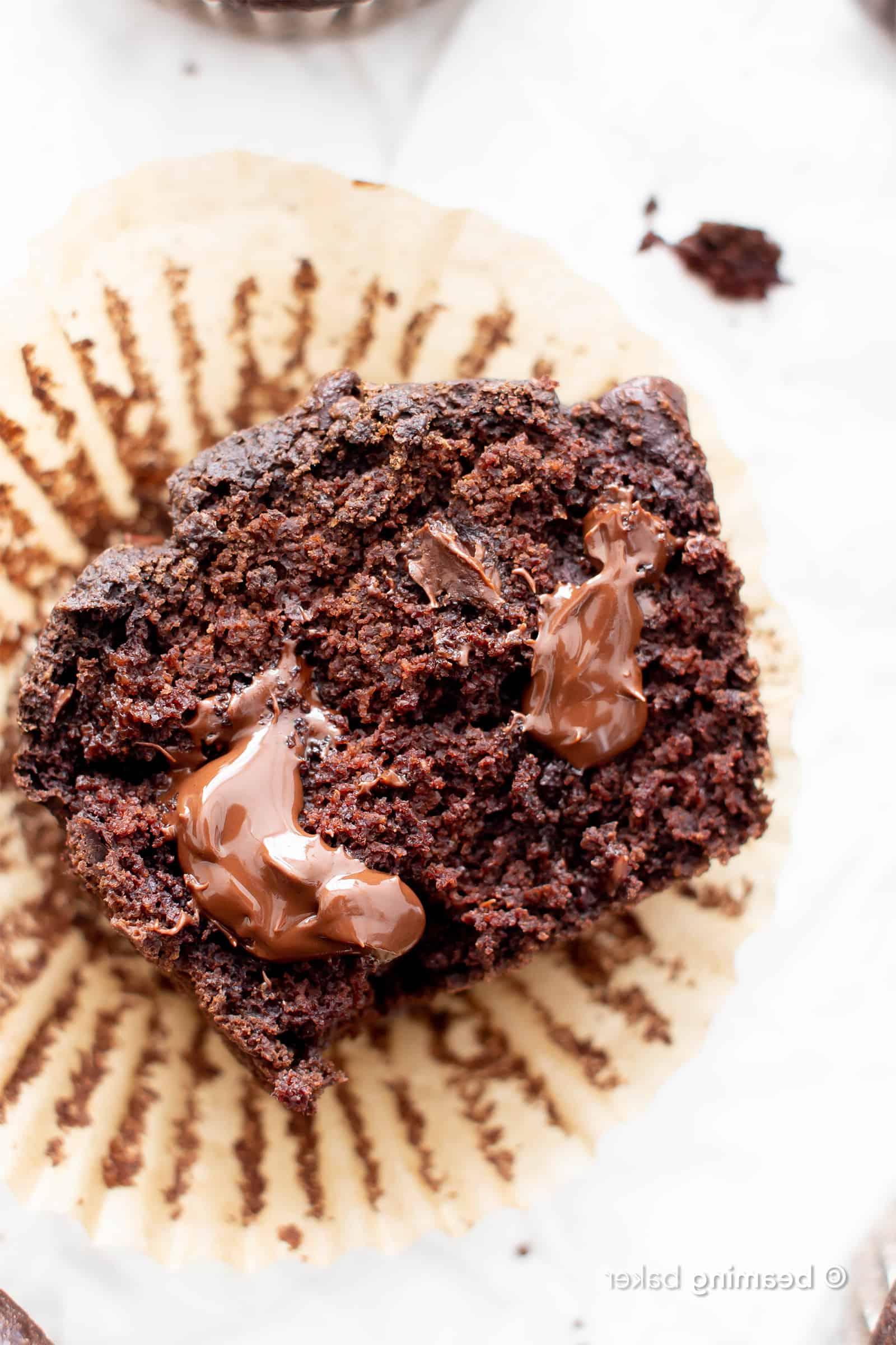Das Beste Vegane Glutenfreie Saftige Schokoladenmuffins Rezept: Dieses einfache glutenfreie Doppel-Schokoladenmuffins-Rezept ist unglaublich! Es ist das beste vegane Schokoladenmuffins-Rezept – ohne Ei, gesunde Zutaten! #Schokolade #Vegan #GlutenFrei #Muffins #Gesund | Rezept auf BeamingBaker.com