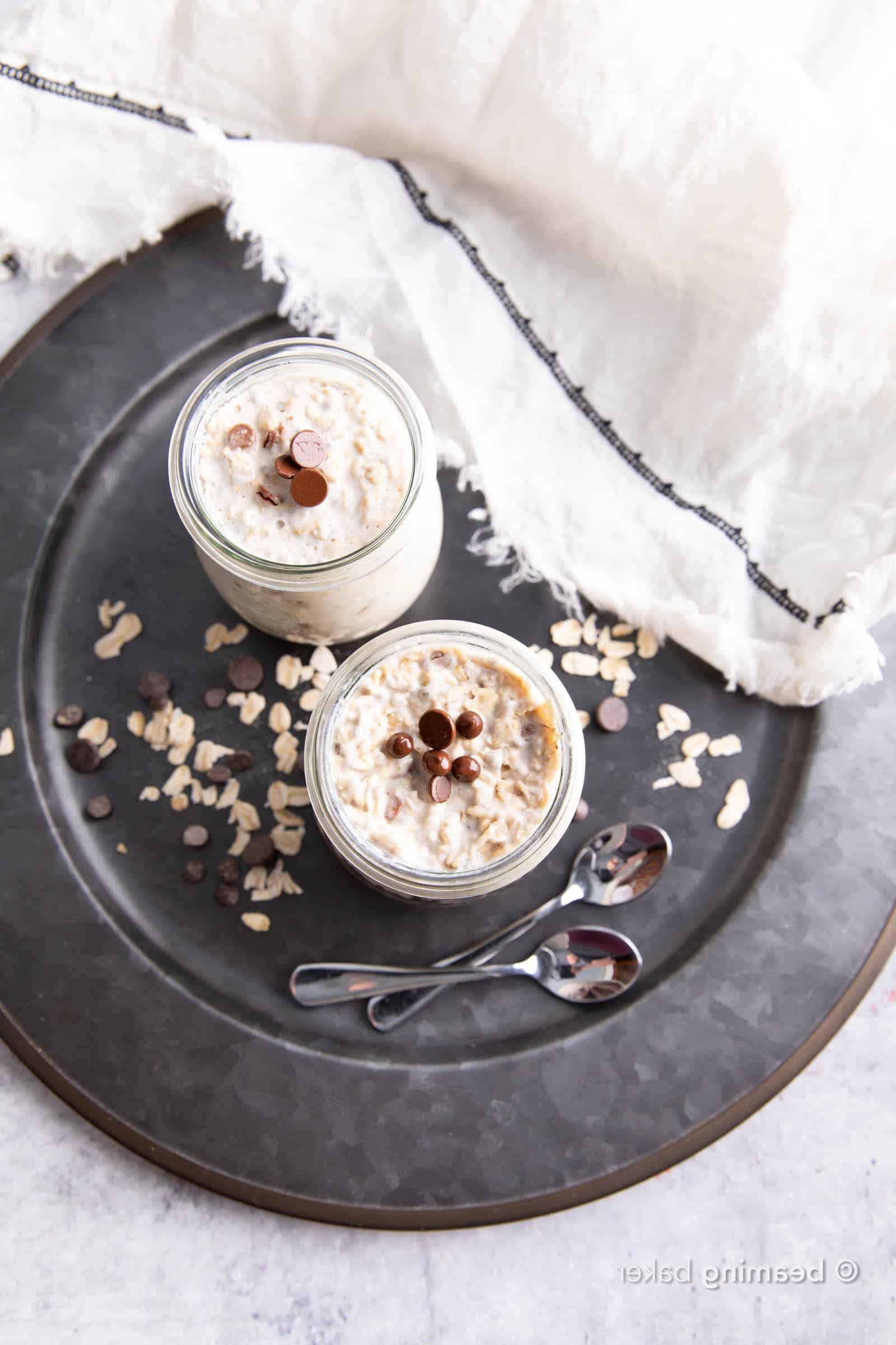 Cremige Schoko-Overnight-Oats: Ein einfaches veganes Rezept für Haferflocken über Nacht, die reichhaltig, cremig und voller veganer Schoko-Chips sind! Ein schnelles Frühstück, das am Vorabend zubereitet wird. #Vegan #OvernightOats #HaferflockenUeberNacht #SchokoChips | Rezept auf BeamingBaker.com