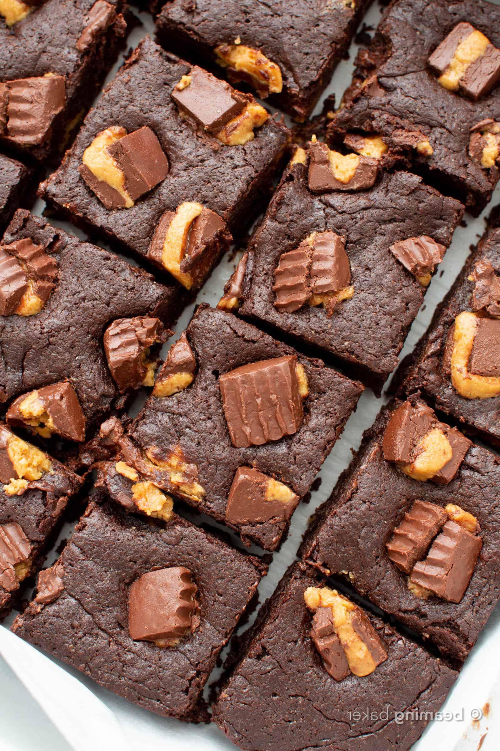Vegane Erdnussbutter-Brownies mit Schoko-Erdnuss-Bechern: super saftig und reichhaltig, gefüllt mit zartschmelzender Schokolade und Erdnussbutter. #ErdnussbutterBrownies #VeganBacken #Rezept