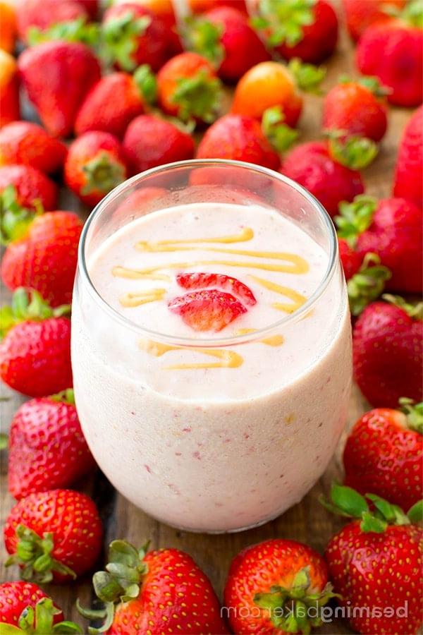 Veganer Erdbeer-Erdnussbutter-Smoothie (V+GF): Ein einfaches 4-Zutaten-Rezept für proteinreiche, cremige Smoothies, die vor Erdbeer- und Erdnussbuttergeschmack nur so strotzen. #Vegan #Glutenfrei #Laktosefrei | BeamingBaker.com