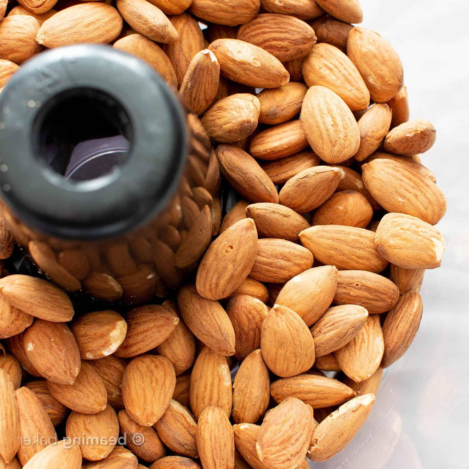 Mandelmus selber machen: Geröstete Mandeln werden in den Food Processor gegeben. Ein wichtiger erster Schritt für cremiges Mandelmus. #MandelmusRezept #Einfach #Zutaten
